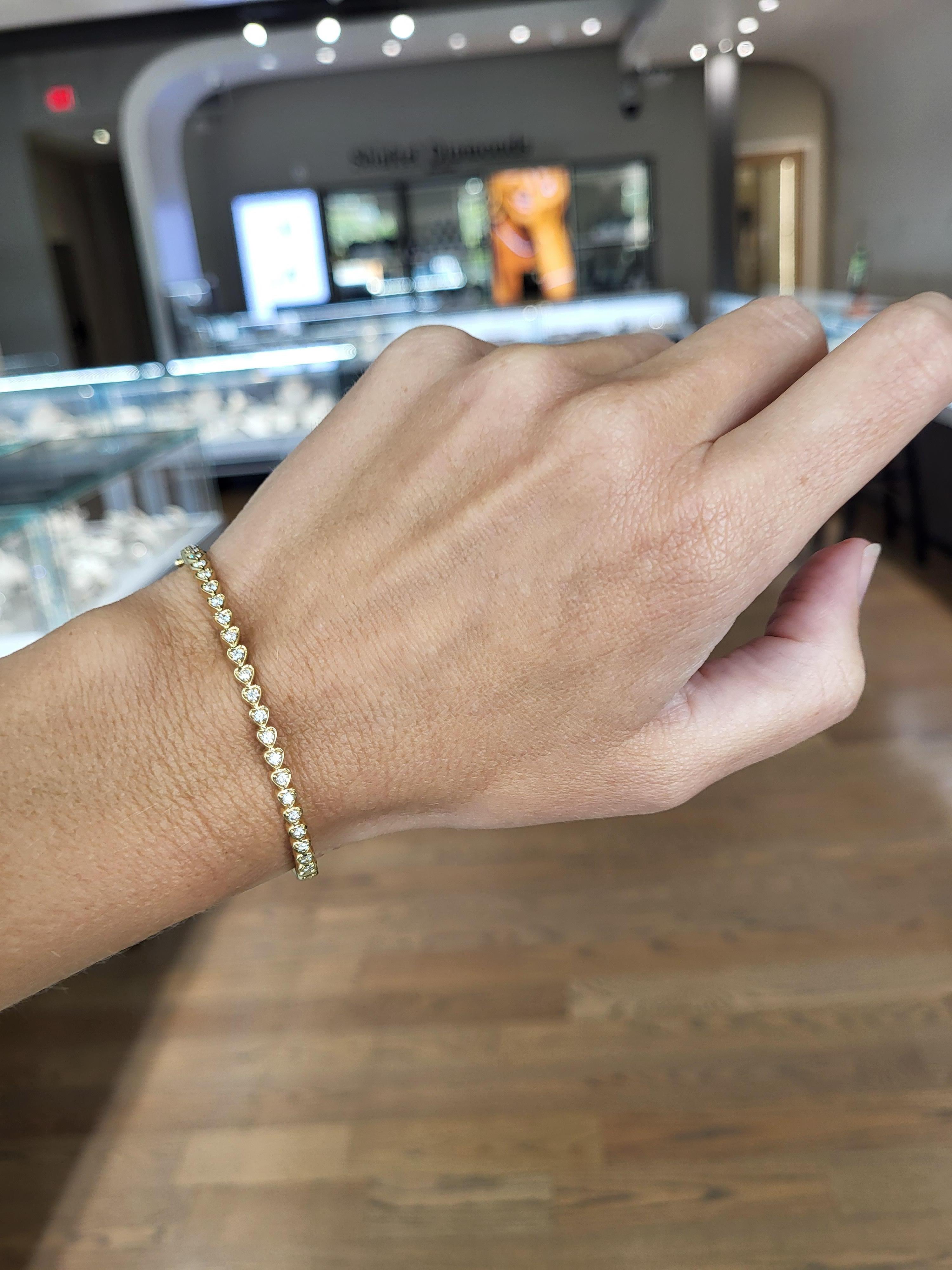 Taille ronde Bracelet jonc en or jaune 14 carats avec diamants en forme de cœur en vente
