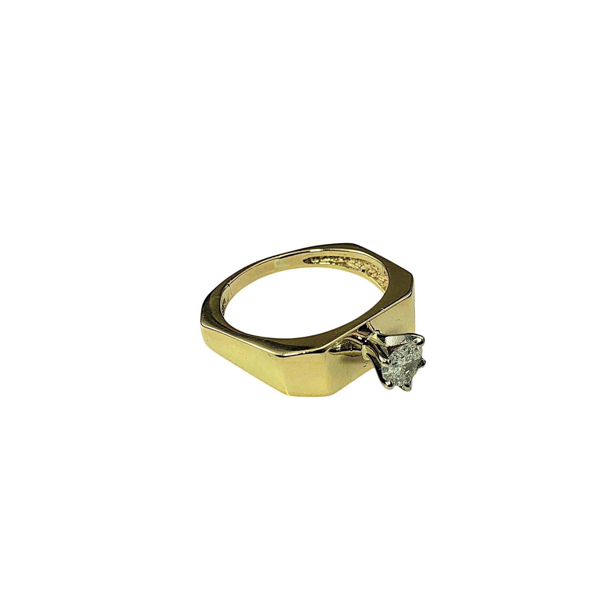 Bague de fiançailles en or jaune 14 carats avec diamant en forme de coeur Taille 8

Célébrez l'amour avec cette époustouflante bague de fiançailles en diamant* en forme de cœur. Montée sur un large anneau en or jaune 14 carats au design octogonal