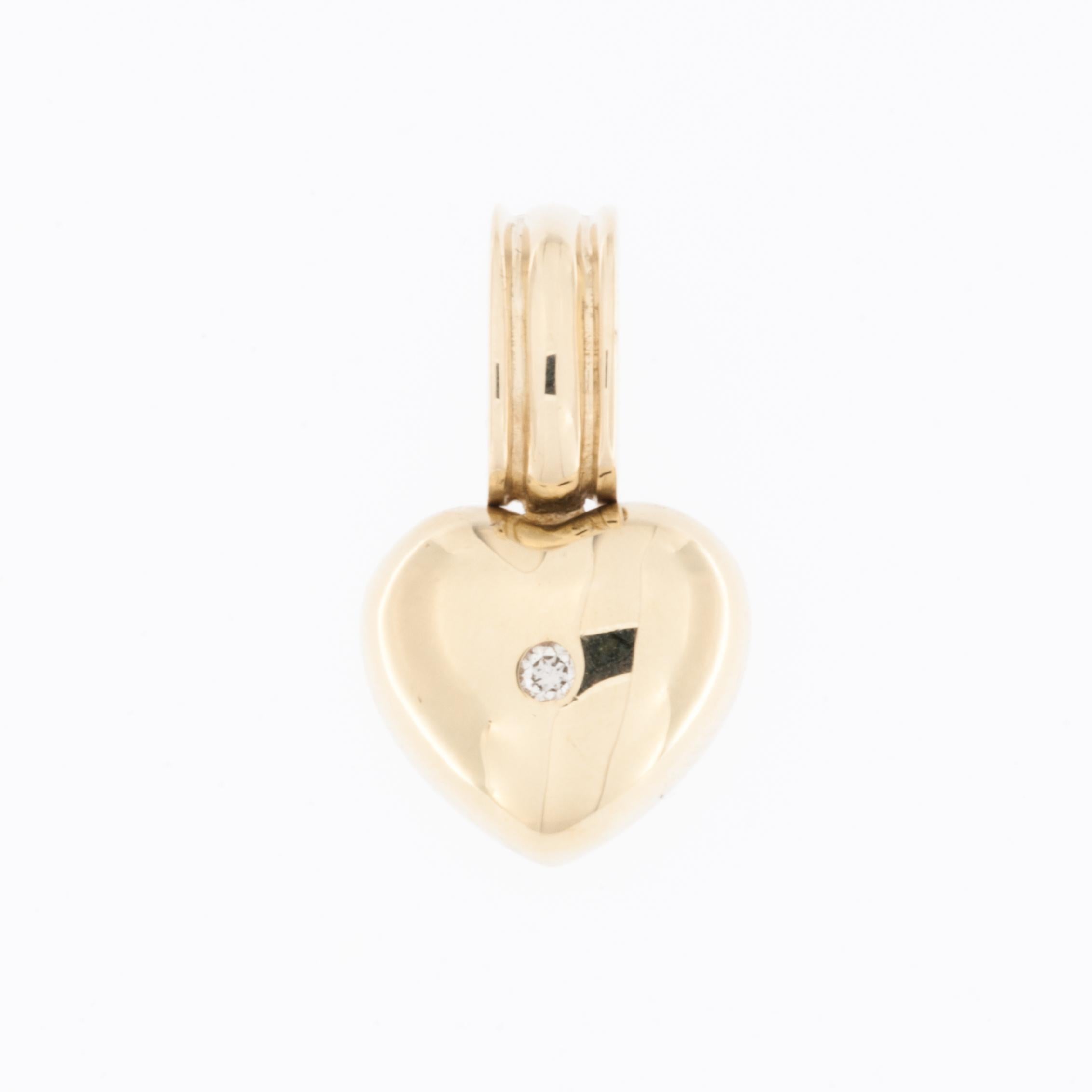 Questo squisito gioiello è realizzato in oro giallo 14 carati di alta qualità, per garantire una lunga durata e un aspetto caldo e brillante. Il fulcro del disegno è un'affascinante forma a cuore, che simboleggia amore e affetto. La superficie