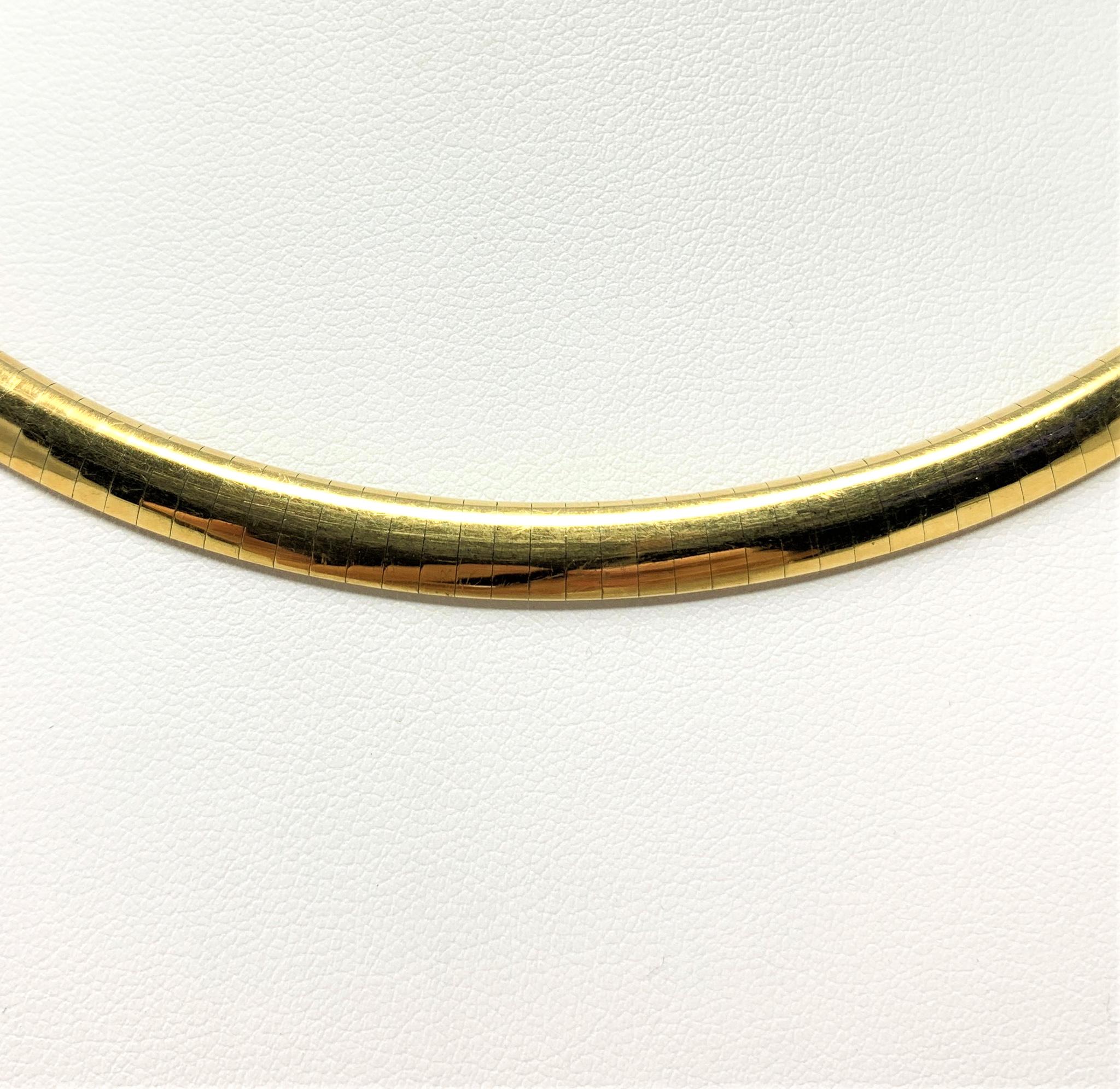 14 Karat Yellow Gold Heavy Omega Link Collar Necklace In Good Condition In Guilford, CT