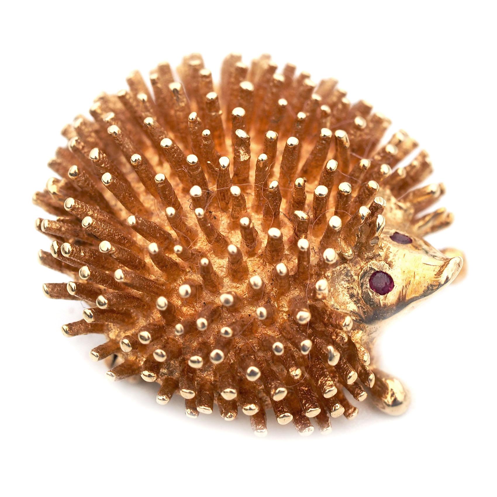 Round Cut 14 Karat Yellow Gold Hedgehog Pin