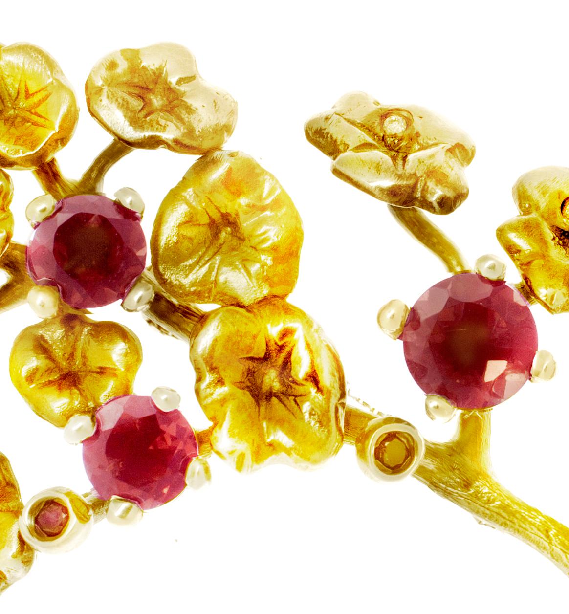 Yellow Gold Heliotrope Brooch by the Artist with Rubies and Diamonds In New Condition For Sale In Berlin, DE