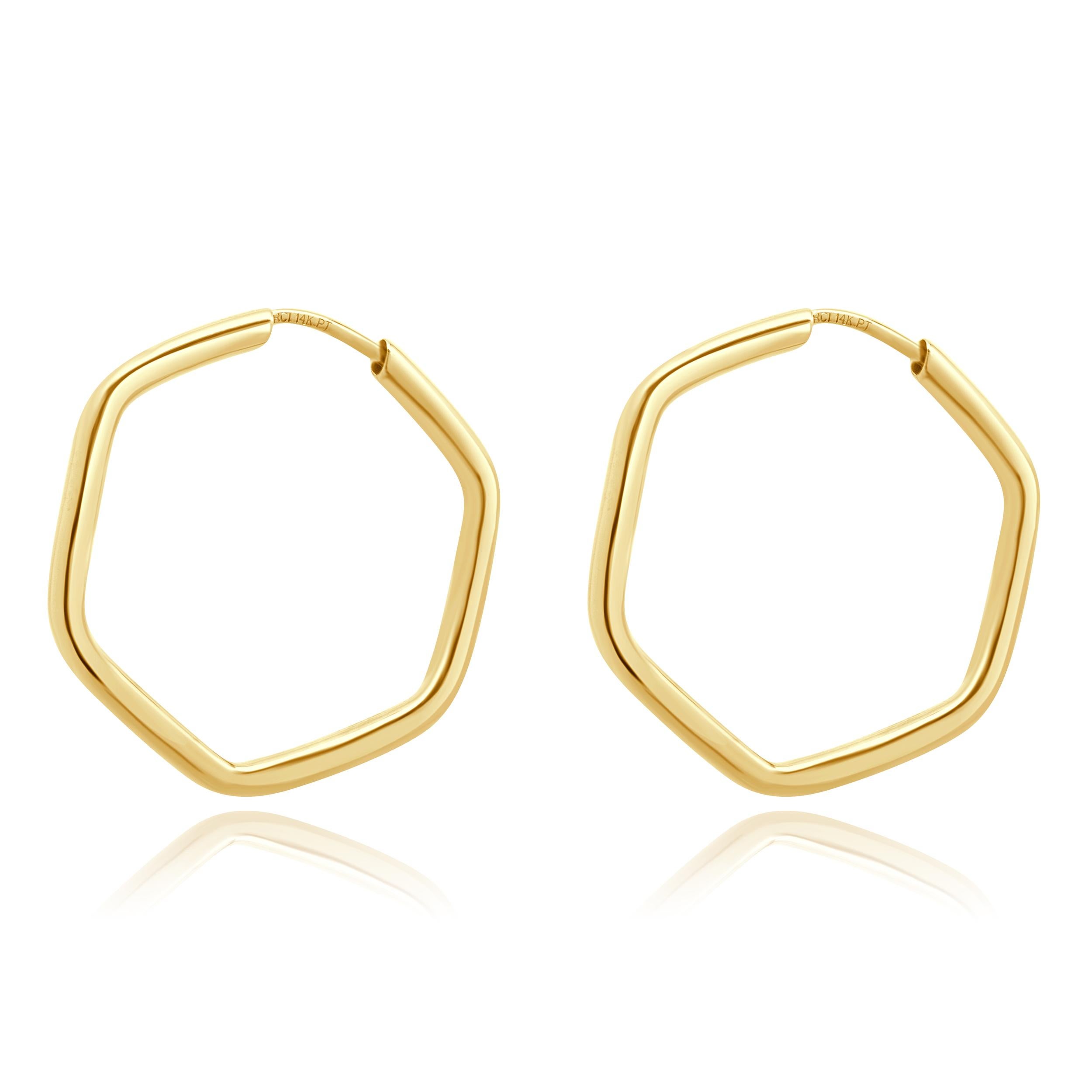 Material: oro amarillo de 14 quilates
Dimensiones: los pendientes miden aproximadamente 2 x 24 mm de diámetro
Peso: 1.62 gramos