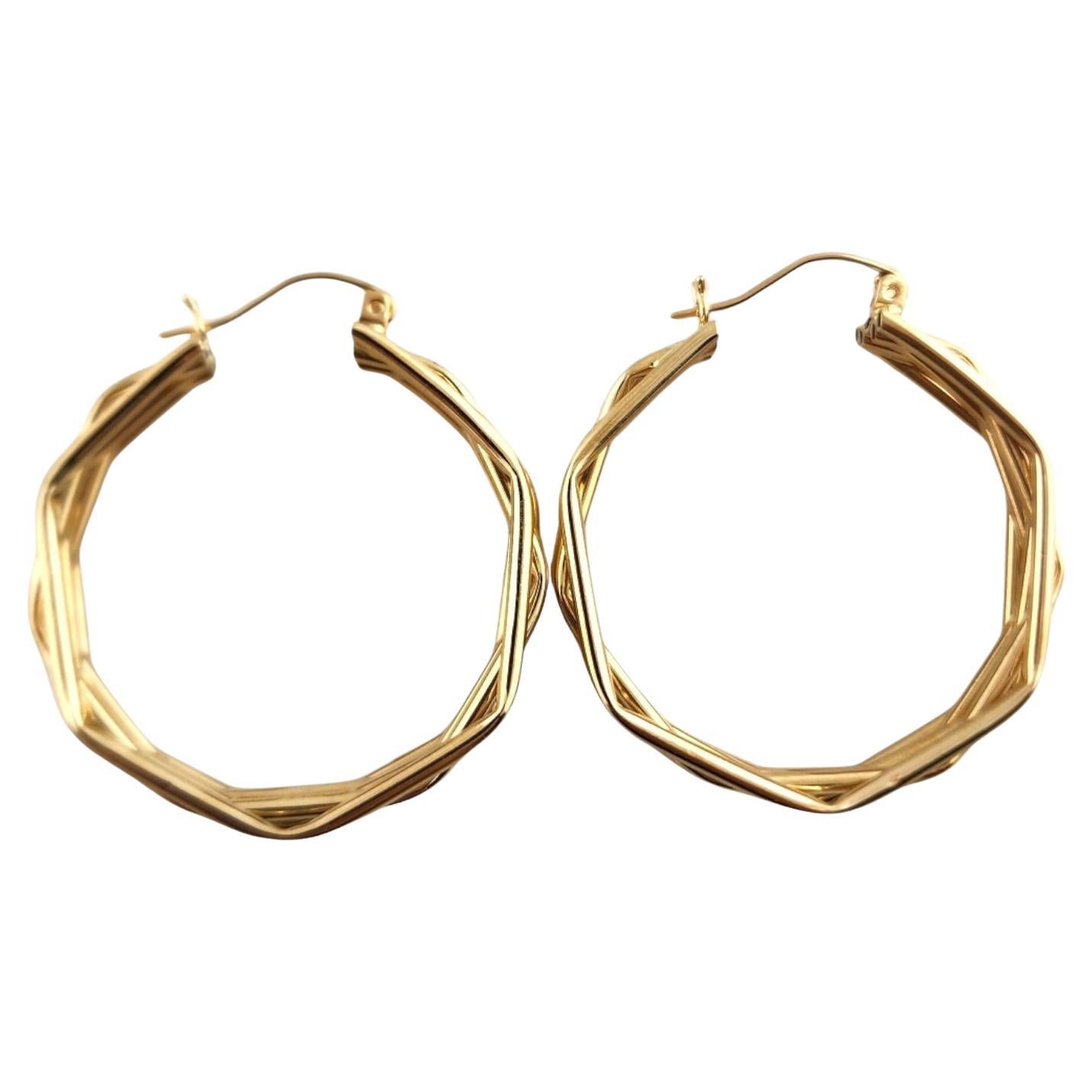 Boucles d'oreilles en or jaune 14 carats, hexagonales et multi-cercles

Ces superbes boucles d'oreilles multi-cerceaux ont une forme hexagonale unique et magnifique !

Diamètre : 33,3 mm
Largeur : 8,05 mm

Poids : 6,84 g/ 4,40 dwt

Poinçon : GC