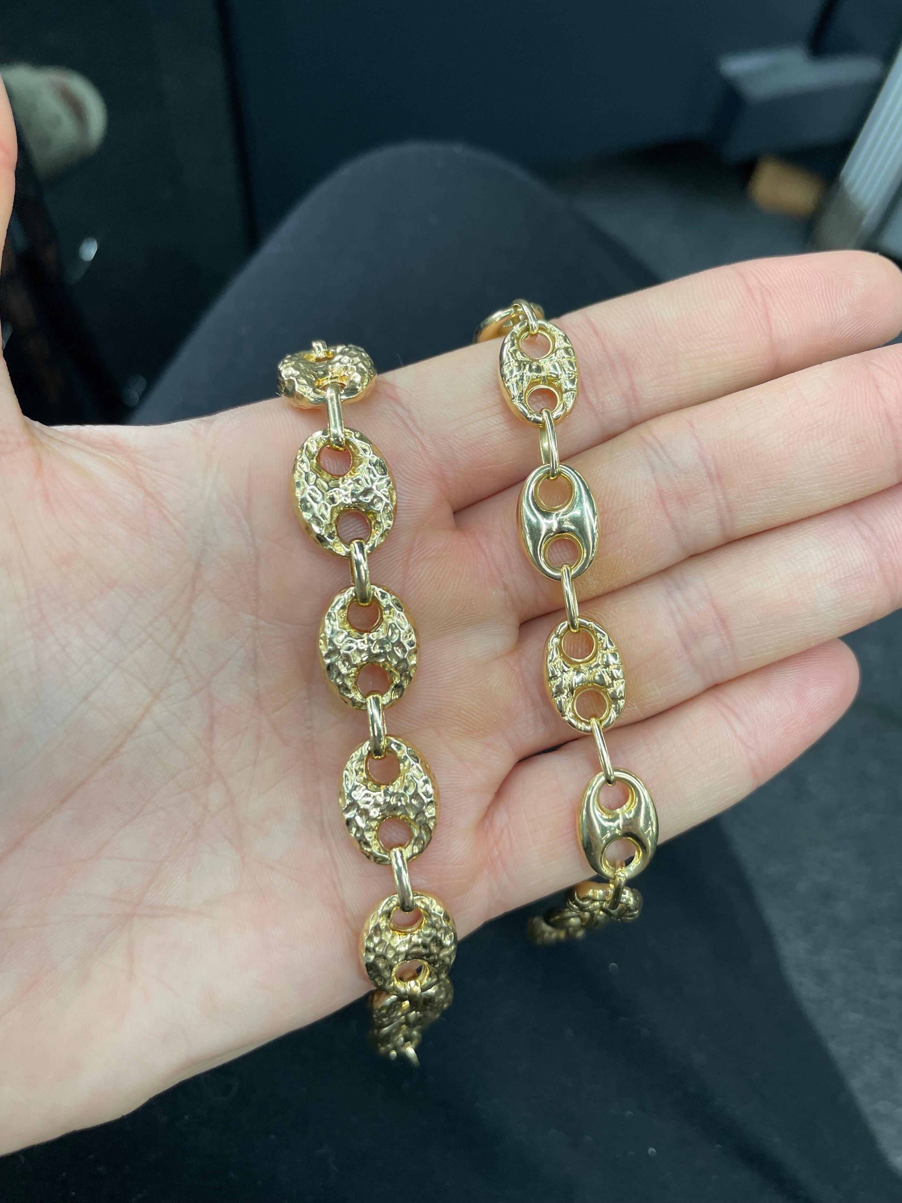 Armband aus 14 Karat Gelbgold mit abwechselnd gehämmerten und polierten Mariner-Gliedern mit einem Gewicht von 7,8 Gramm. 
Erhältlich in verschiedenen Ausführungen und Farben. 
DM für Bilder und Preise. 