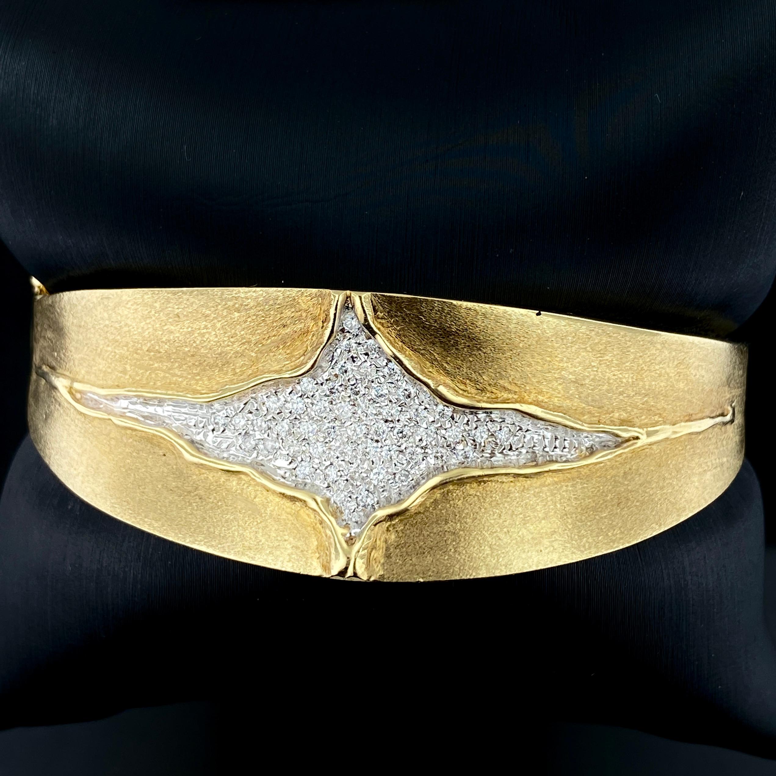 Abstraktes Design Diamant-Armreif. 
Das Armband wiegt etwa 37 Gramm, ist 7 Zoll lang und 0,93 Zoll breit. 
Es gibt 50 natürliche Diamanten im runden Brillantschliff mit einem Gewicht von etwa 0,70 Karat, 
Der Farbbereich ist E - F, der