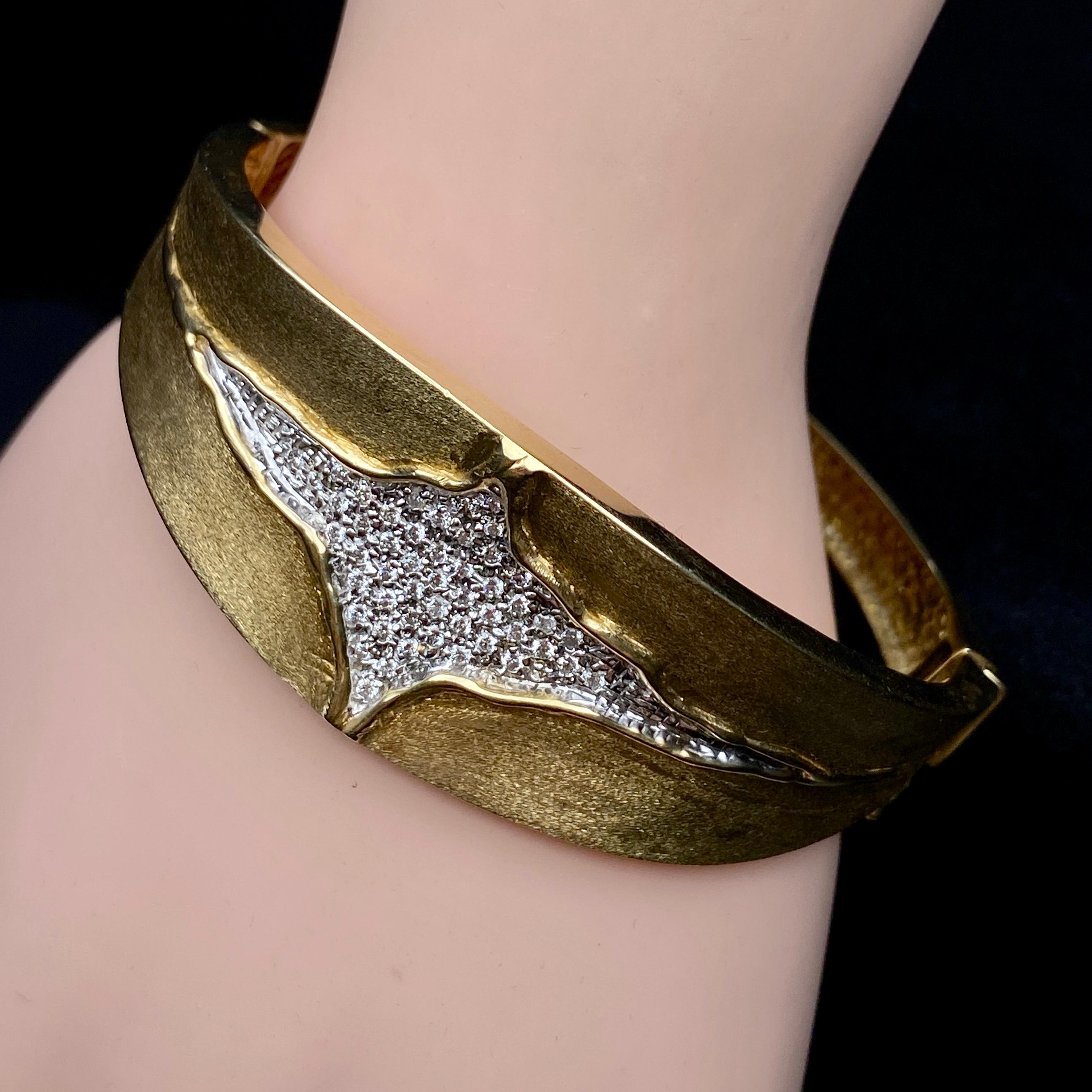 Armreif aus 14 Karat Gelbgold mit Scharnier und Diamanten (Rundschliff) im Angebot