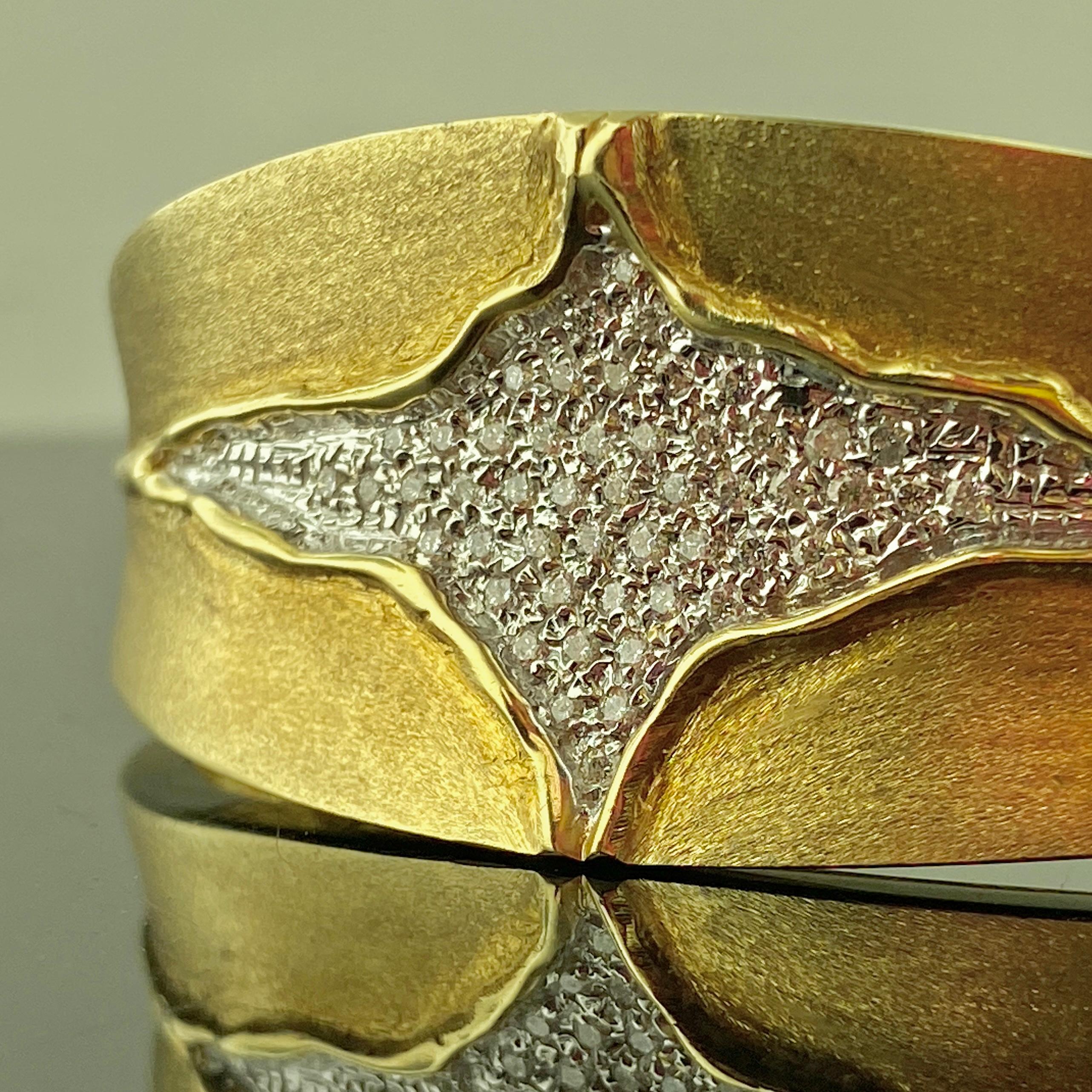 Armreif aus 14 Karat Gelbgold mit Scharnier und Diamanten im Zustand „Hervorragend“ im Angebot in Palm Desert, CA