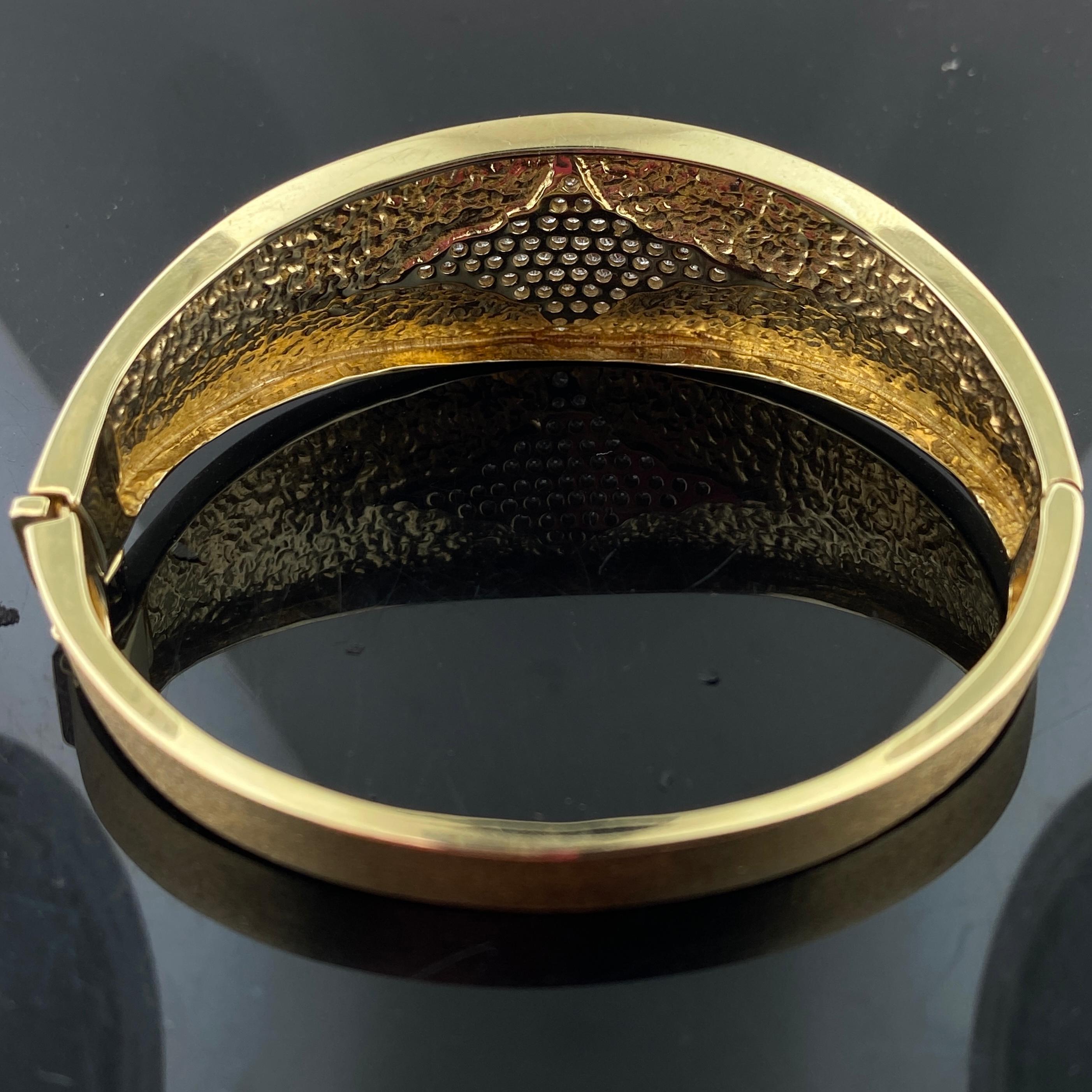 Armreif aus 14 Karat Gelbgold mit Scharnier und Diamanten im Angebot 1
