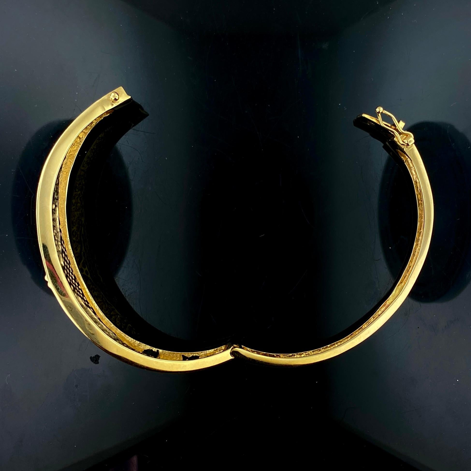 Armreif aus 14 Karat Gelbgold mit Scharnier und Diamanten im Angebot 2