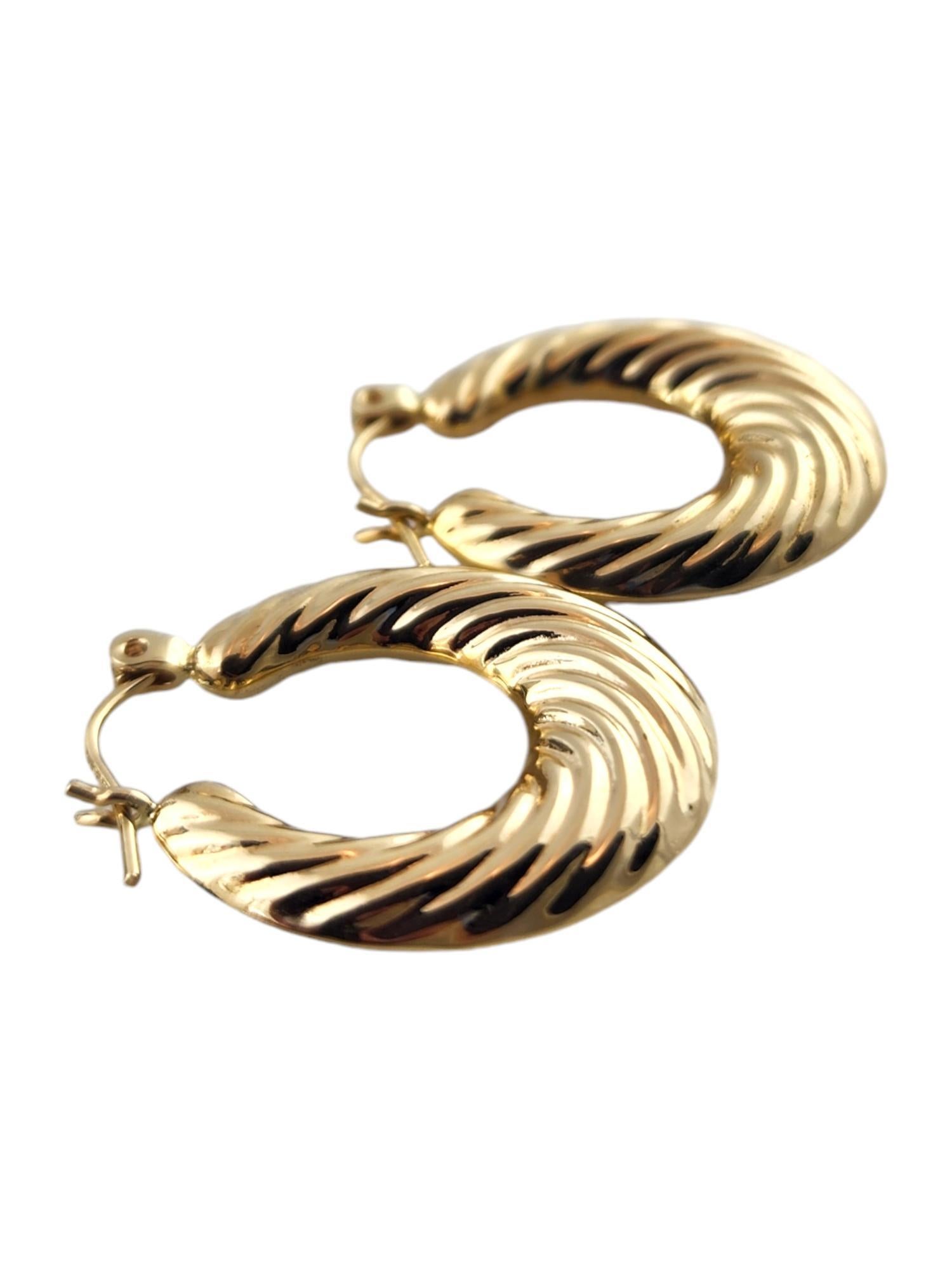 Créoles ovales torsadées en or jaune 14 carats n° 19006 Pour femmes en vente
