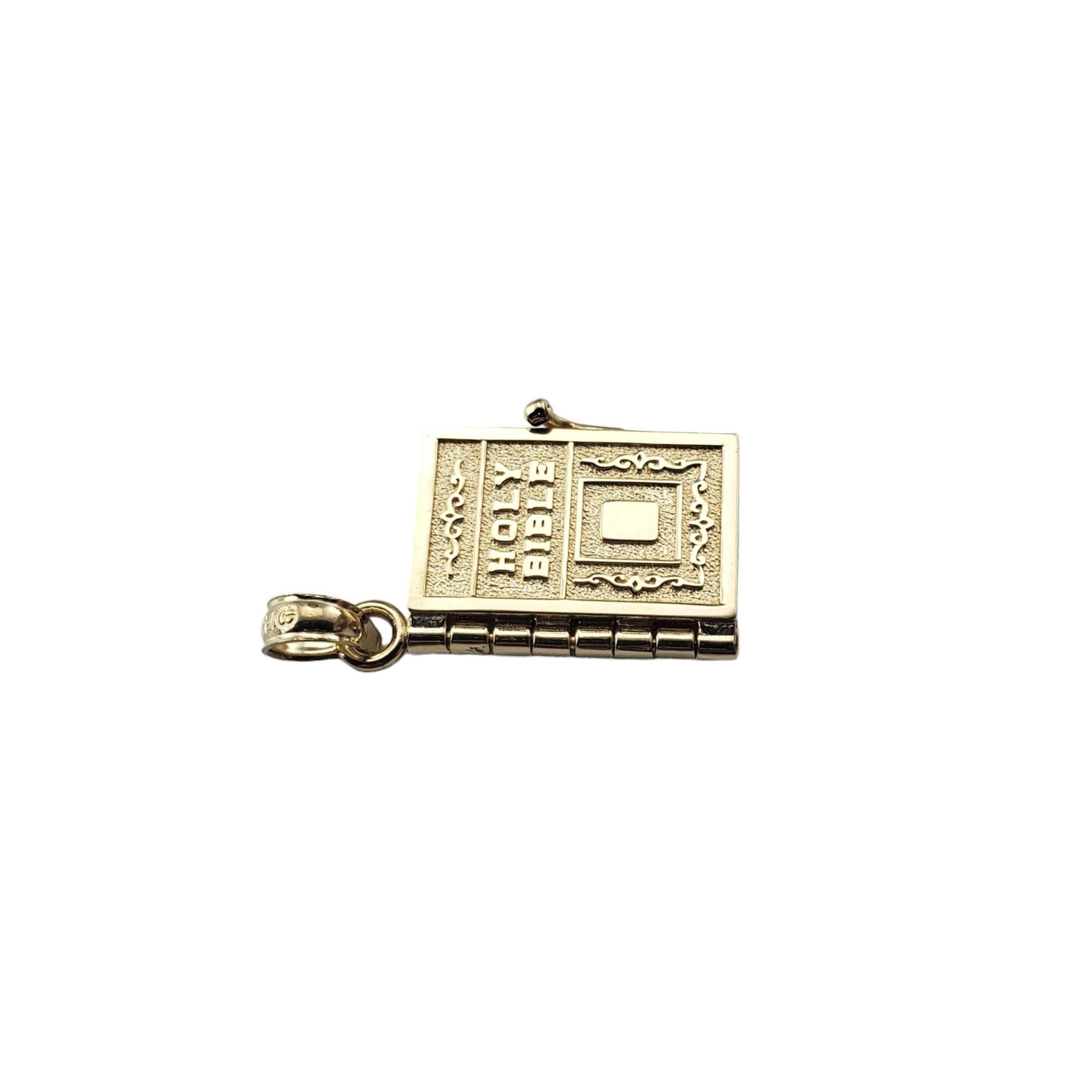 Vintage 14 Karat Yellow Gold Holy Bible Charm-

This lovely hinged charm features the Holy Bible crafted in beautifully detailed 14K yellow gold.  Opens to reveal The Lord's Prayer.

Size: 15.2 mm x 11.3 mm

Stamped: 14K

Weight: 3.2 gr./ 2.0