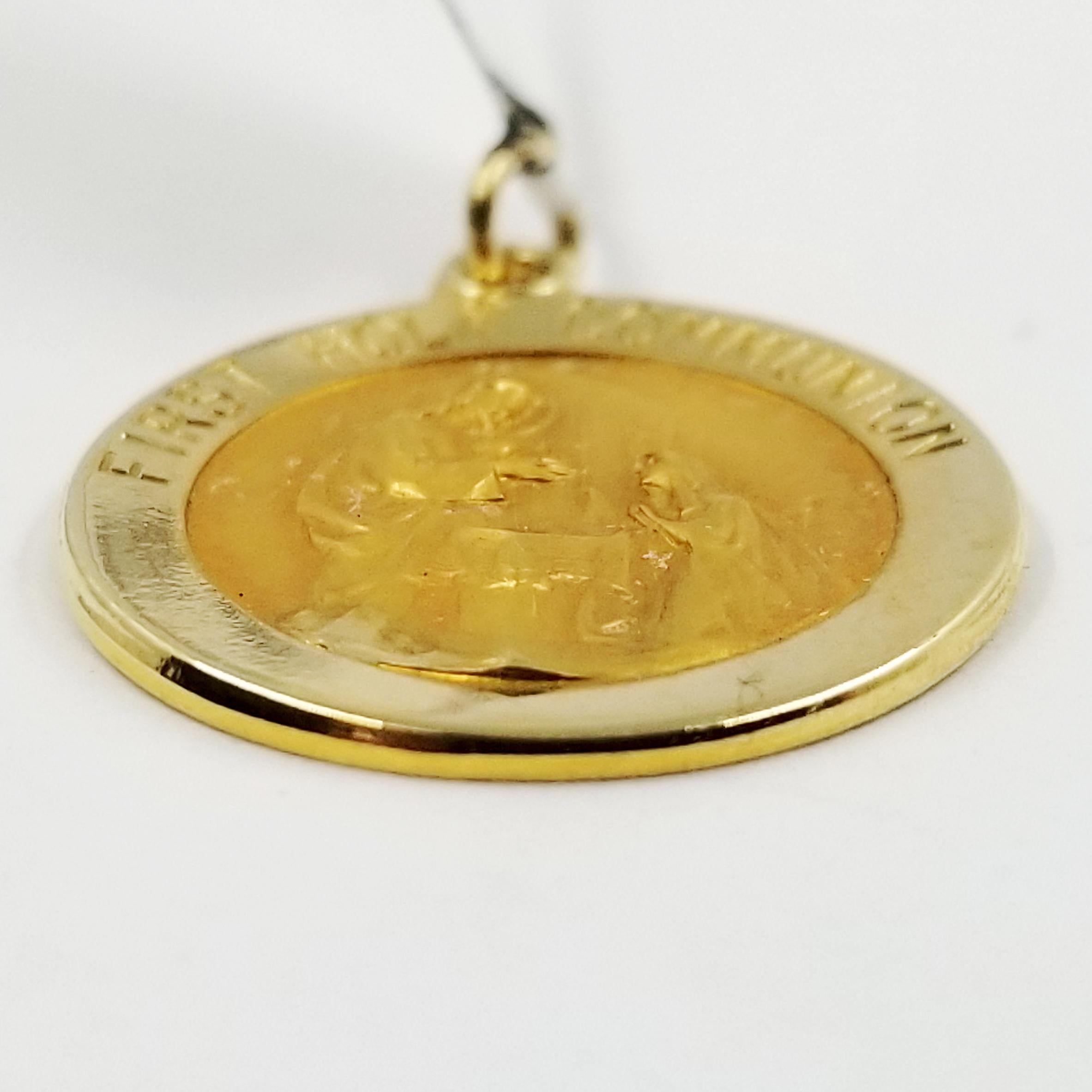 14 Karat Yellow Gold Holy Communion Medal In New Condition In Coral Gables, FL