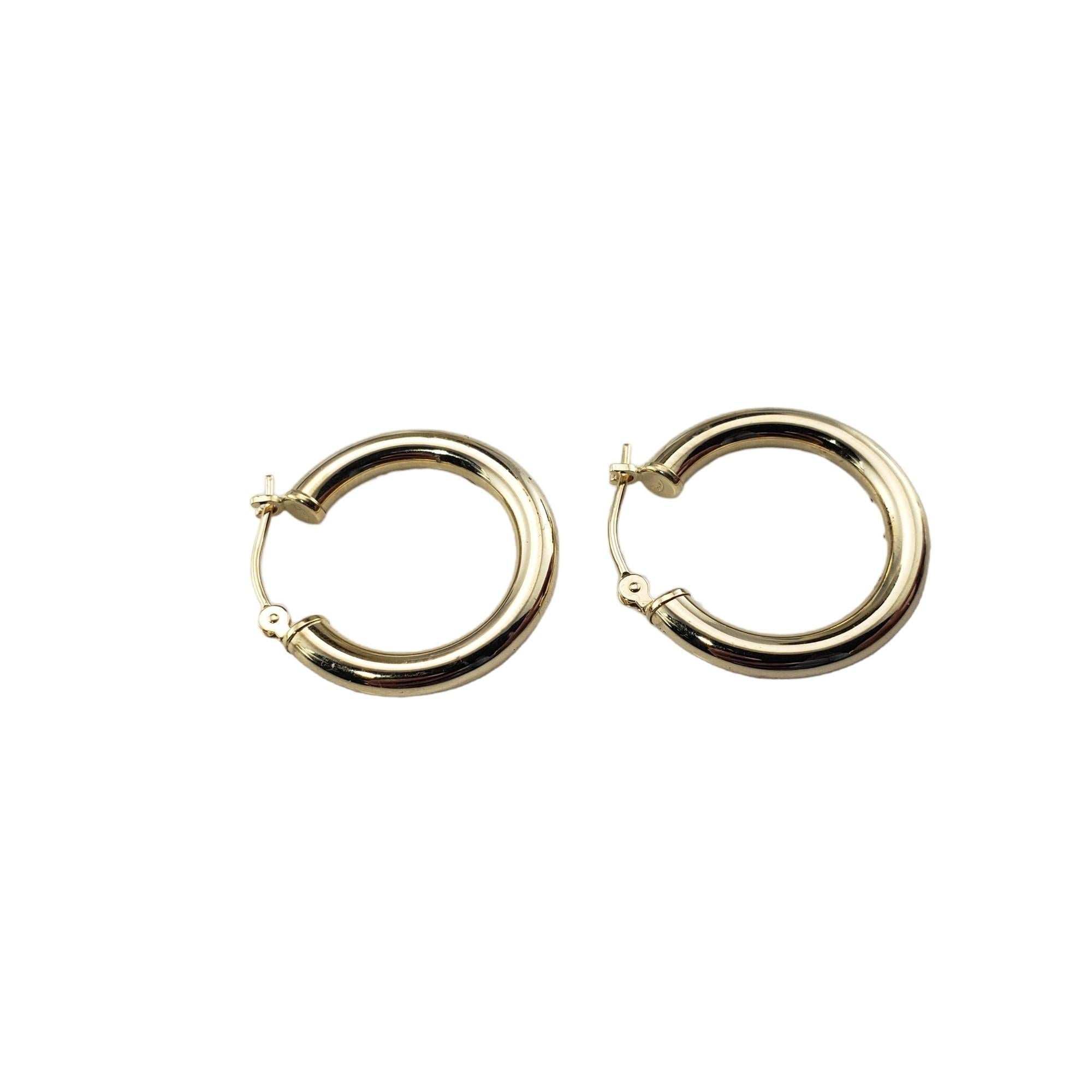 Boucles d'oreilles vintage en or jaune 14 carats-

Ces élégantes boucles d'oreilles sont réalisées en or jaune 14 carats avec de superbes détails.  Largeur : 3 mm.

Taille :  20.8 mm

Poids : 1,2 gr / 0,7 dwt.

Estampillé : 14K

Très bon état,