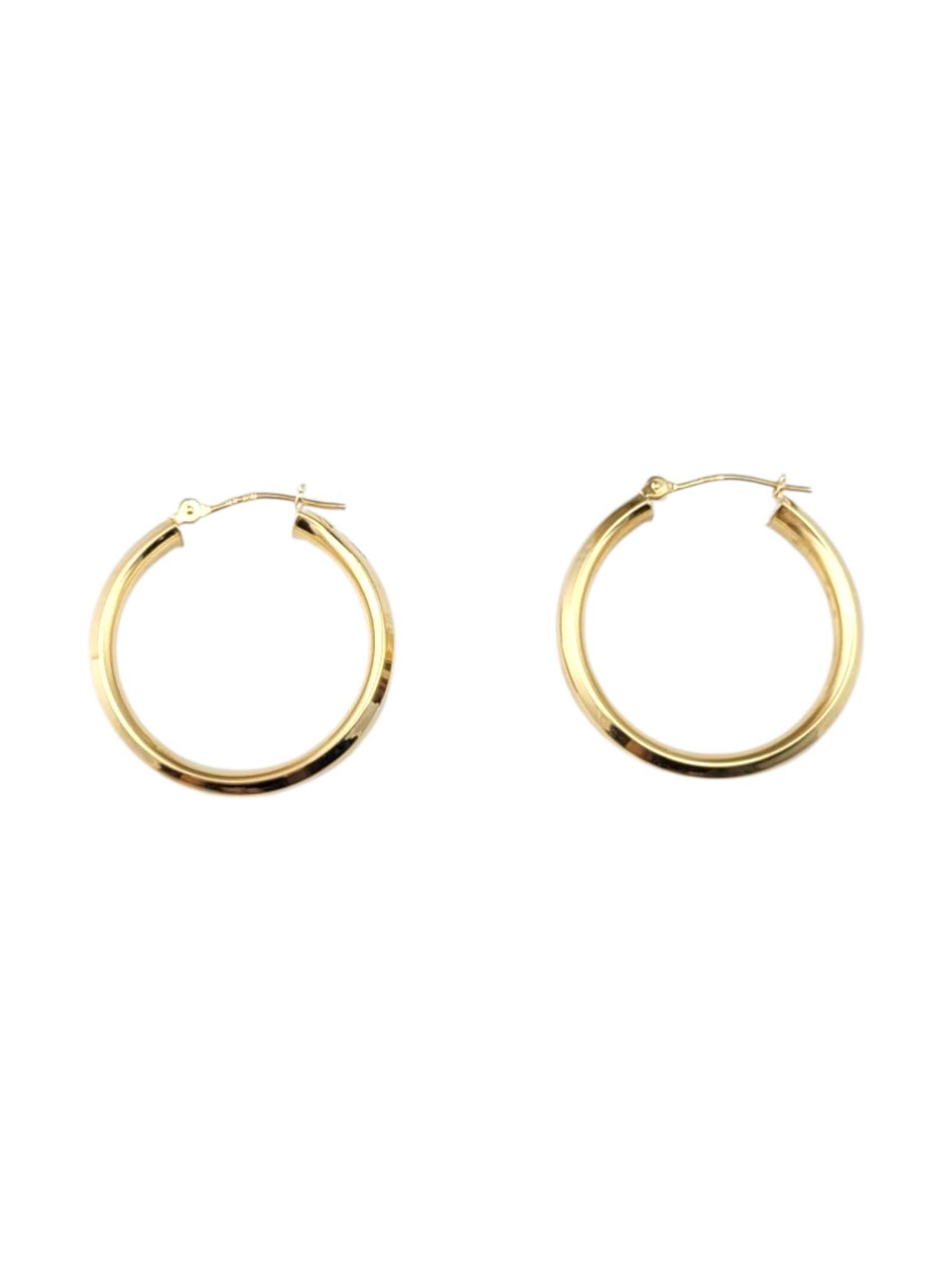 14 Karat Yellow Gold Hoop Earrings

These hoop earrings are beautifully detailed in 14 karat yellow gold for a rich, radiant finish. A timeless design that brings effortless elegance to any look.

Size: 26.1 mm X 25.2 mm X 2.5 mm

Weight: 1.6 g / 1
