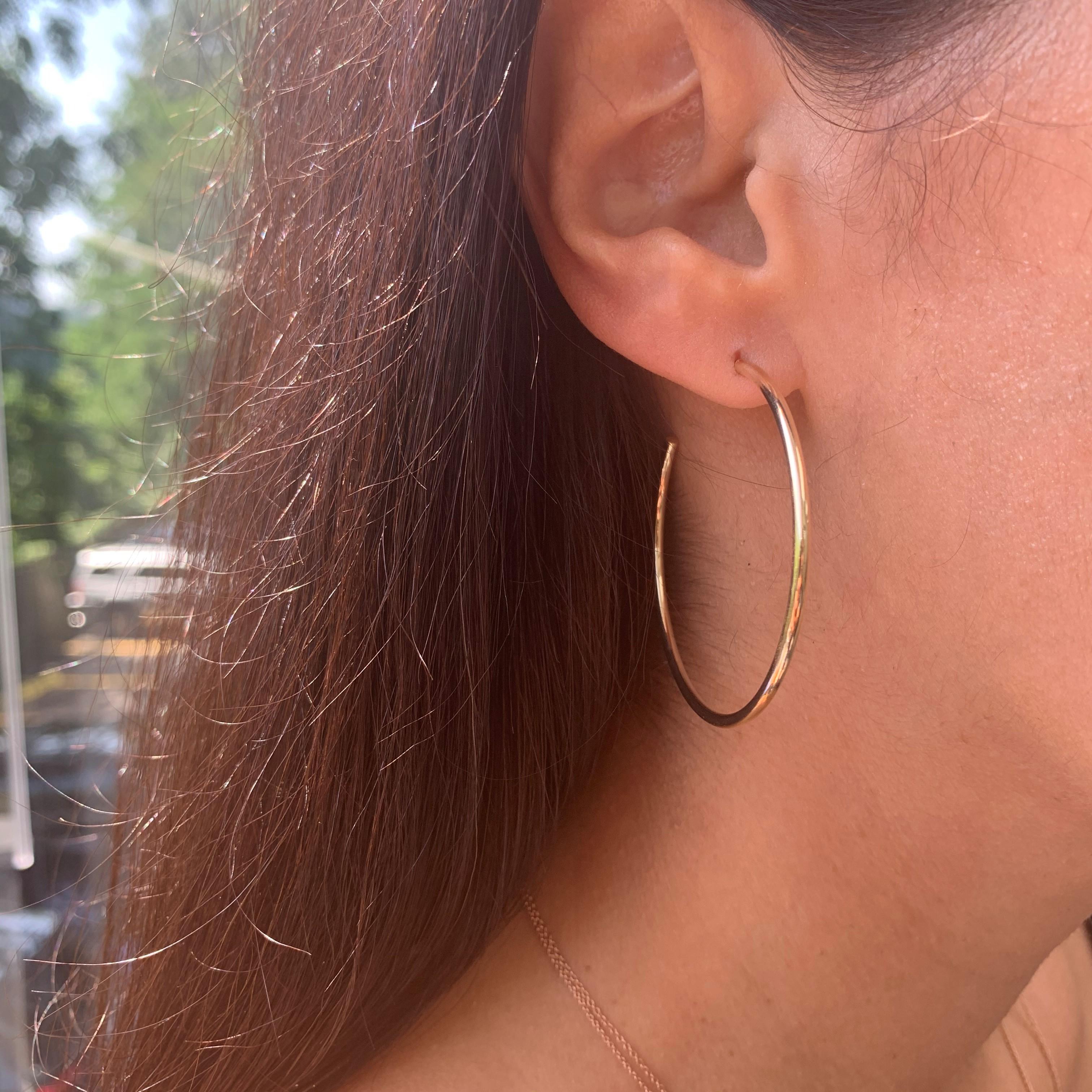 Ces élégants et élégantes boucles d'oreilles en or jaune 14K ajouteront le glamour parfait à votre look ! Les mesures des boucles d'oreilles sont 2 X 55 MM.  
Fabriqué en Italie 
55mm de diamètre 
Boîte cadeau incluse ! 
Expédition en 1-2 jours