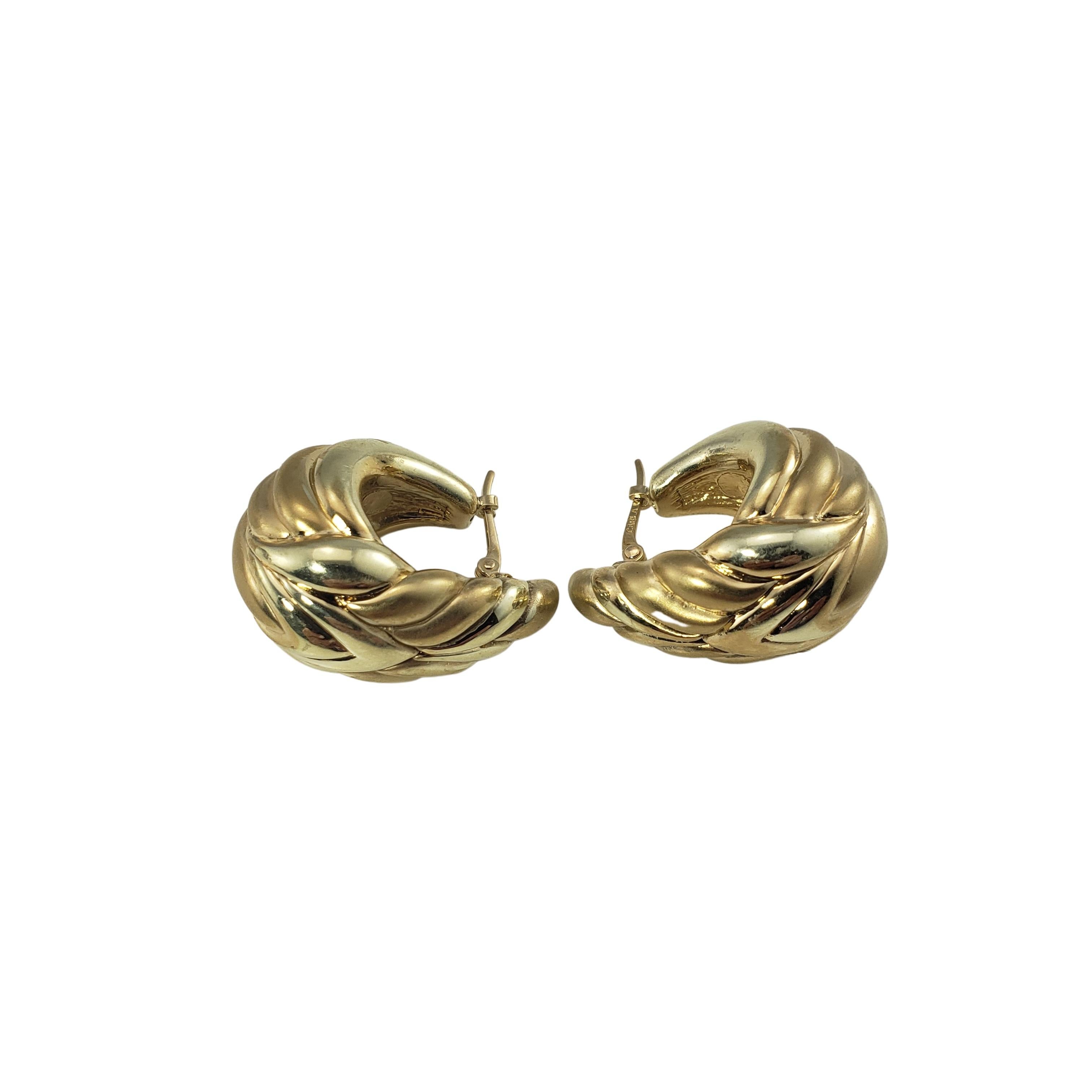 14 Karat Yellow Gold Hoop Earrings-

These elegant hoop earrings are crafted in beautifully detailed 14K yellow gold.

Size: 23 mm x 13 mm

Weight:  4.4 dwt. /  6.9 gr.

Stamped: CARLA  14K

Very good condition, professionally polished.

Will come