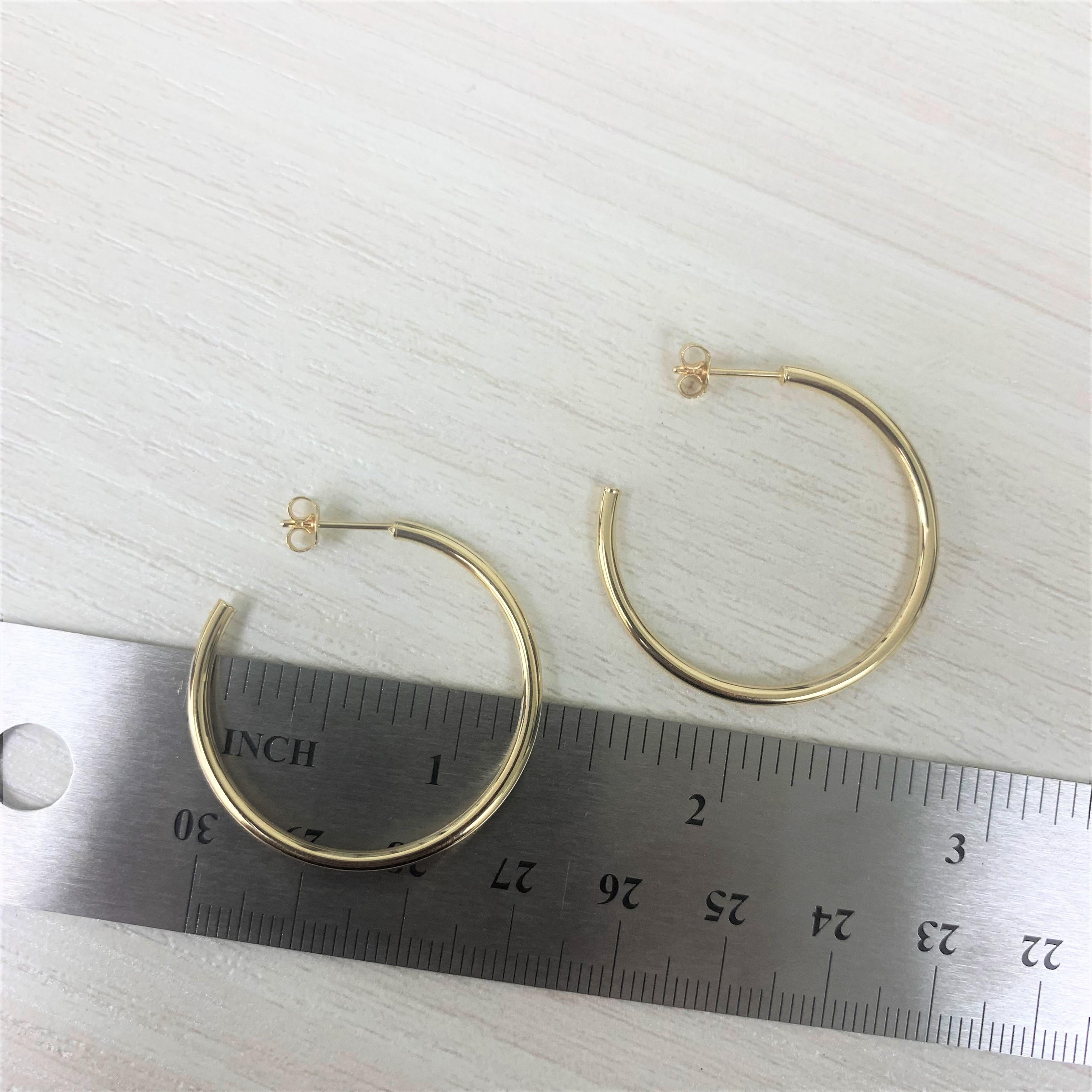 14 Karat Yellow Gold Hoop Earrings In New Condition In Great neck, NY