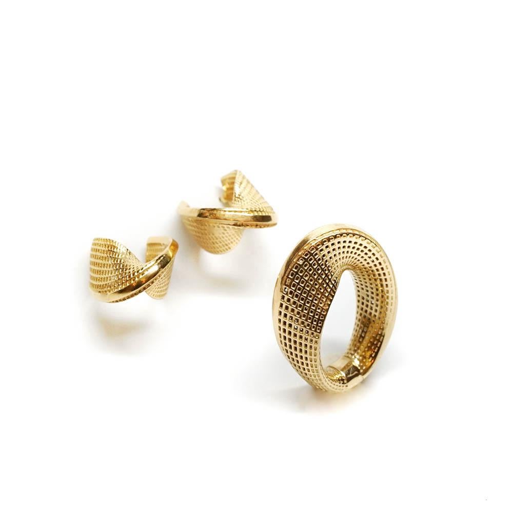 14 Karat Yellow Gold Hoop Earrings, Small Mobius, Netline Fine Jewelry In New Condition For Sale In Herzeliya, IL