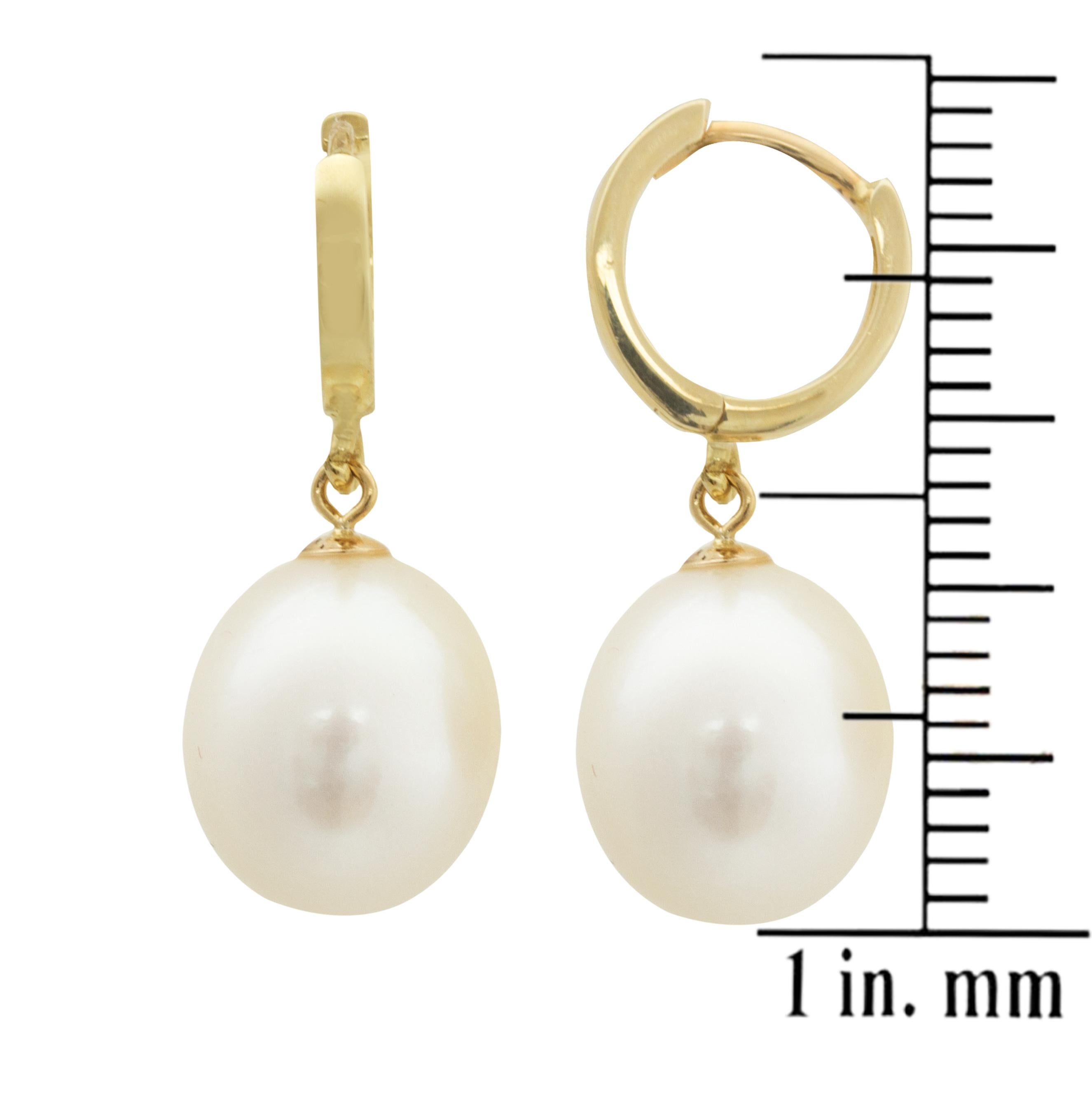 This set of dangling pearl earrings make for a delightful gift. Two regal pearls and 14-karat gold come together to create a classic look. Make a statement of class with these earrings. 

Features:
Dangling earrings for a classy complement to your