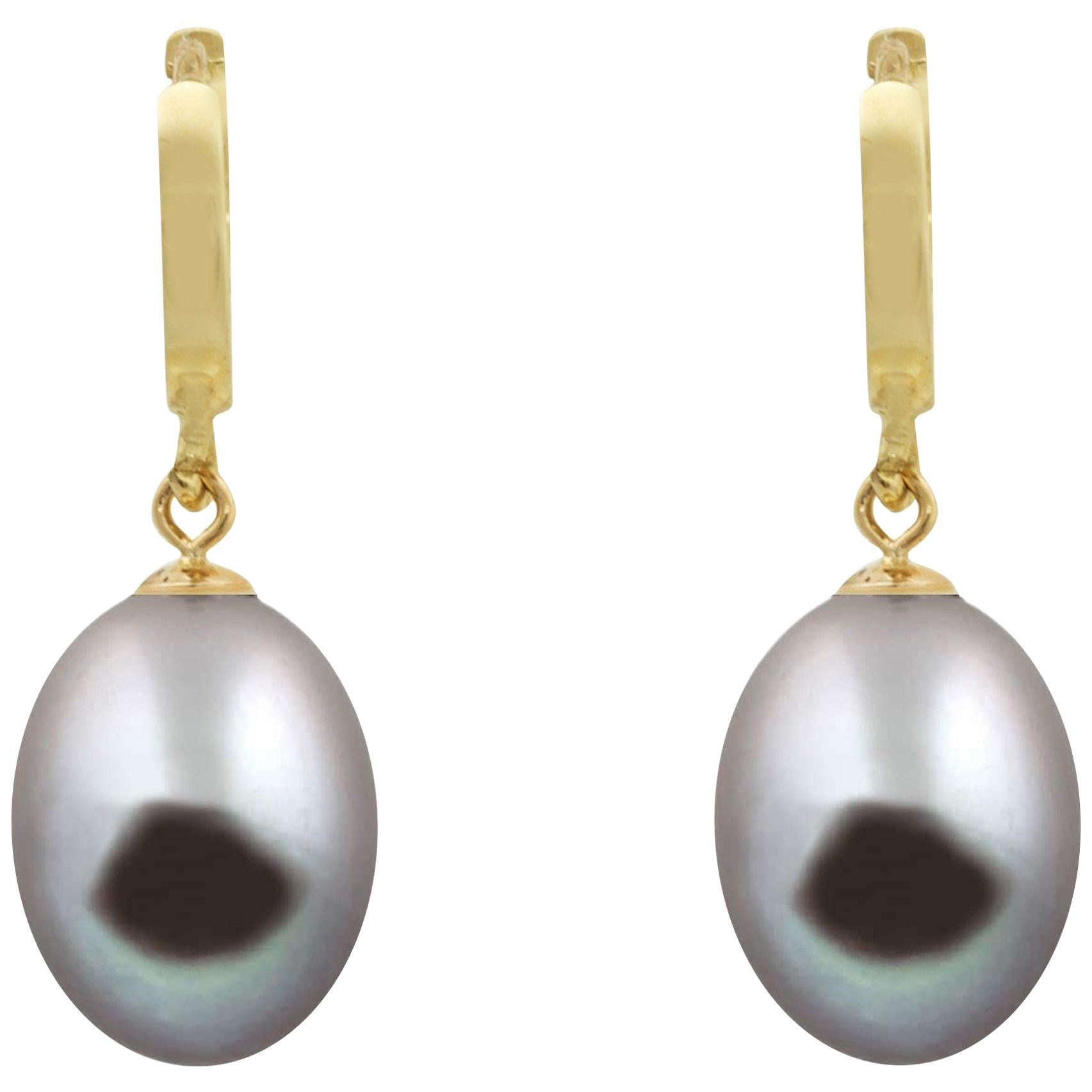 14 Karat Yellow Gold Huggy Style Teardrop Grey Freshwater Pearl Hanging Earring For Sale