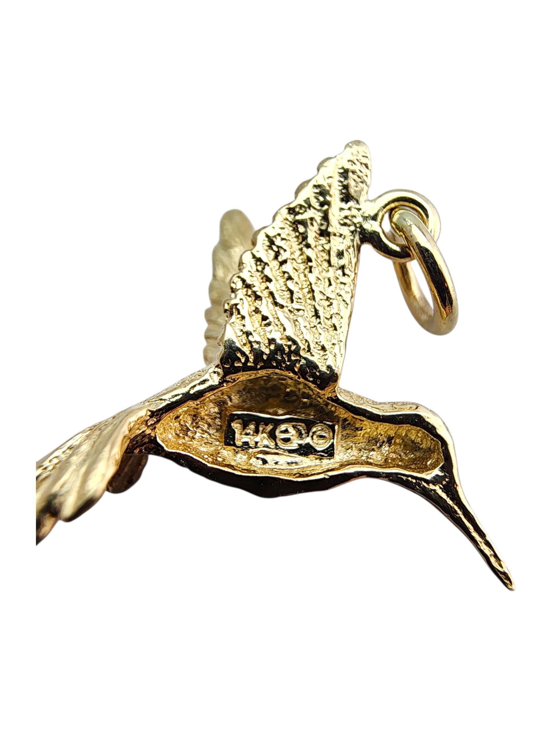 Charm colibrì in oro giallo 14 carati #23669 In condizioni buone in vendita a Washington Depot, CT