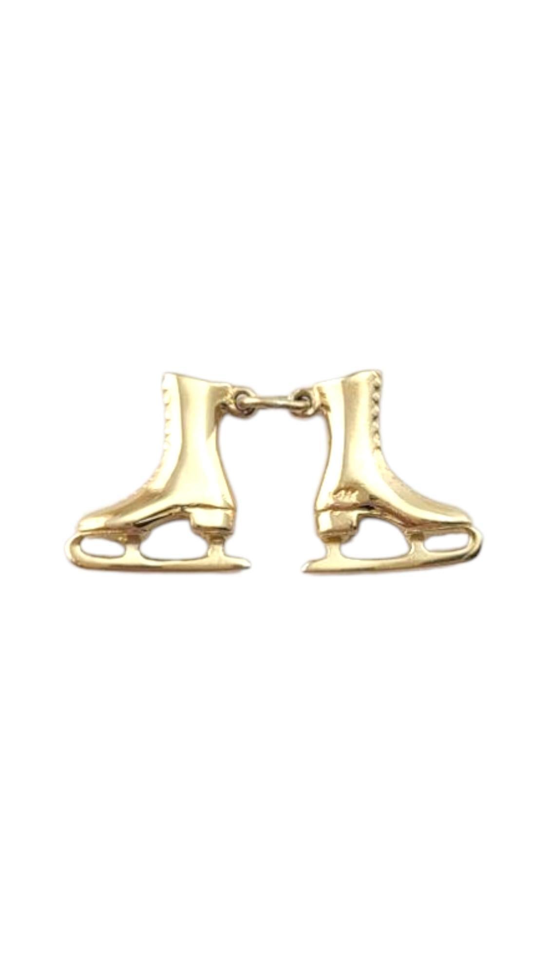 Charm a forma di pattini da ghiaccio in oro giallo 14 carati.

Questo charm in oro giallo 14 carati con pattini da ghiaccio è un tributo affascinante e giocoso agli sport invernali e alla gioia di pattinare sul ghiaccio. Il design dettagliato e la