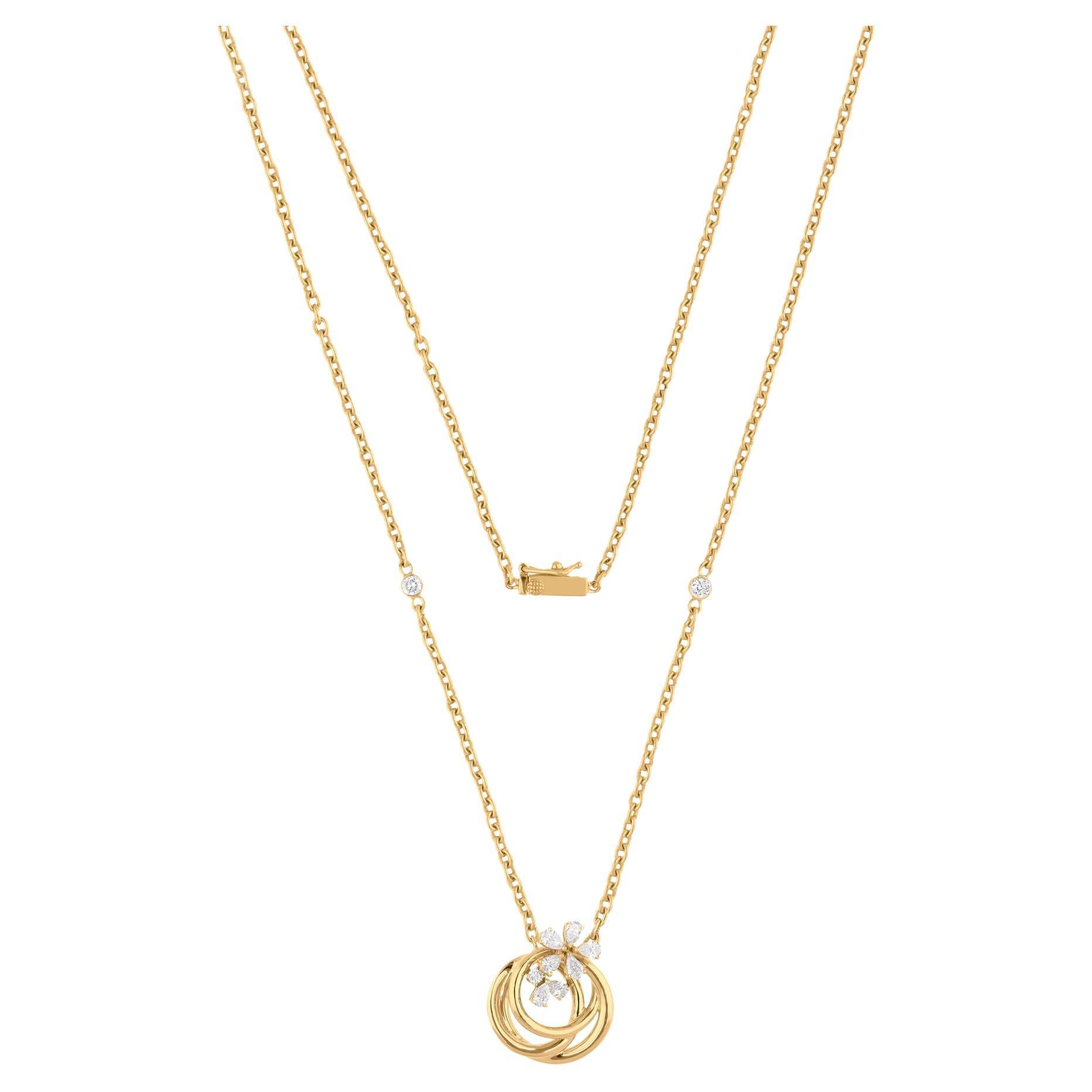 Collier pendentif en or jaune 14 carats avec fleurs en diamant et cercles entrelacés 
Le pendentif présente trois boucles circulaires imbriquées symbolisant l'unité, l'harmonie et l'amour sans fin. Au sommet du modèle se trouve une délicate grappe