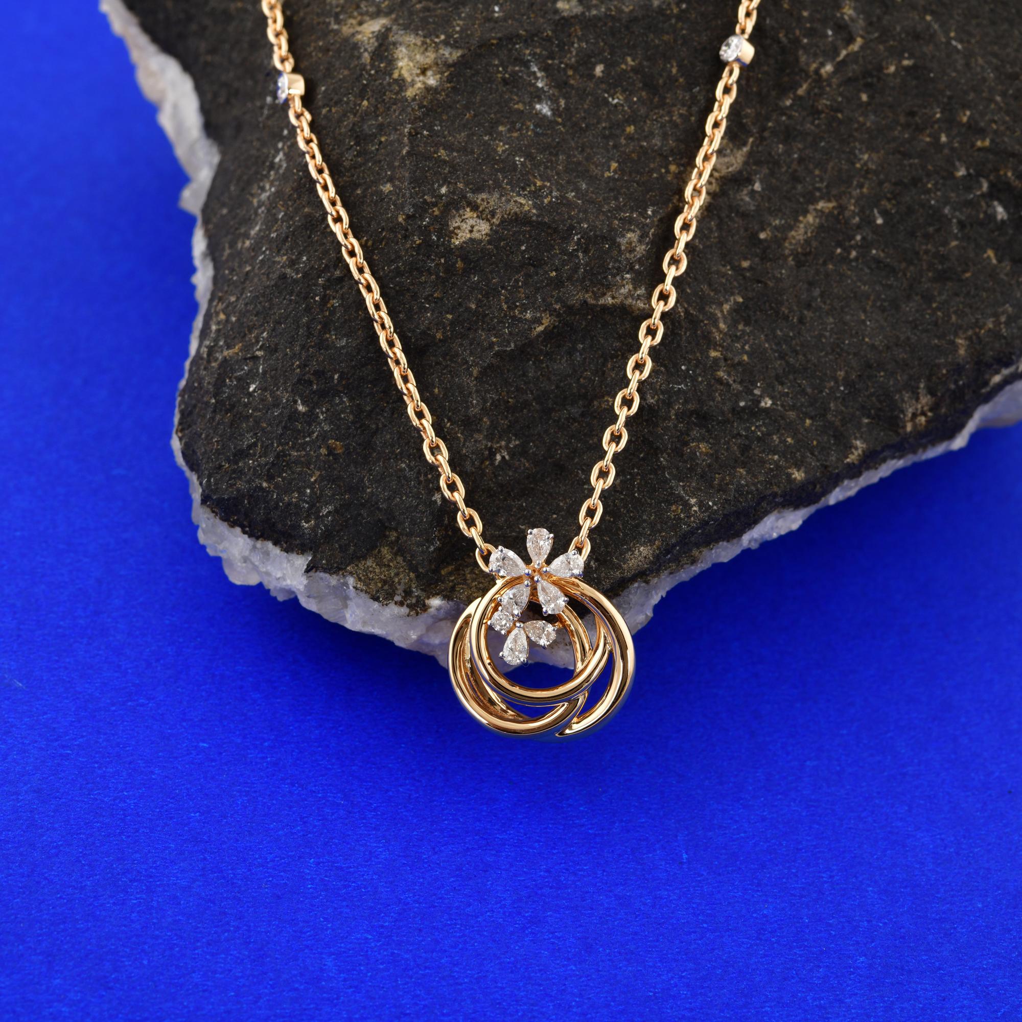 Collier pendentif en or jaune 14 carats avec fleurs en diamant et cercles entrelacés Neuf - En vente à Diera, Dubai