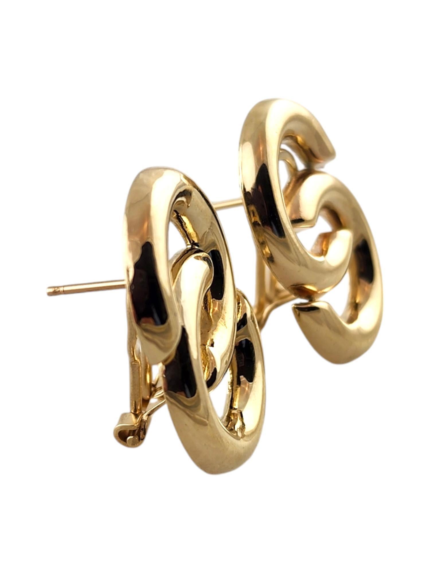 Orecchini a Looping Figura 8 in oro giallo 14 carati

Questo bellissimo set di orecchini a lobo è realizzato meticolosamente in oro giallo 14K a forma di 8!

Dimensioni: 25,22 mm X 17,97 mm X 2,60 mm

Peso: 6,03 g/ 3,87 dwt

Marchio di garanzia: