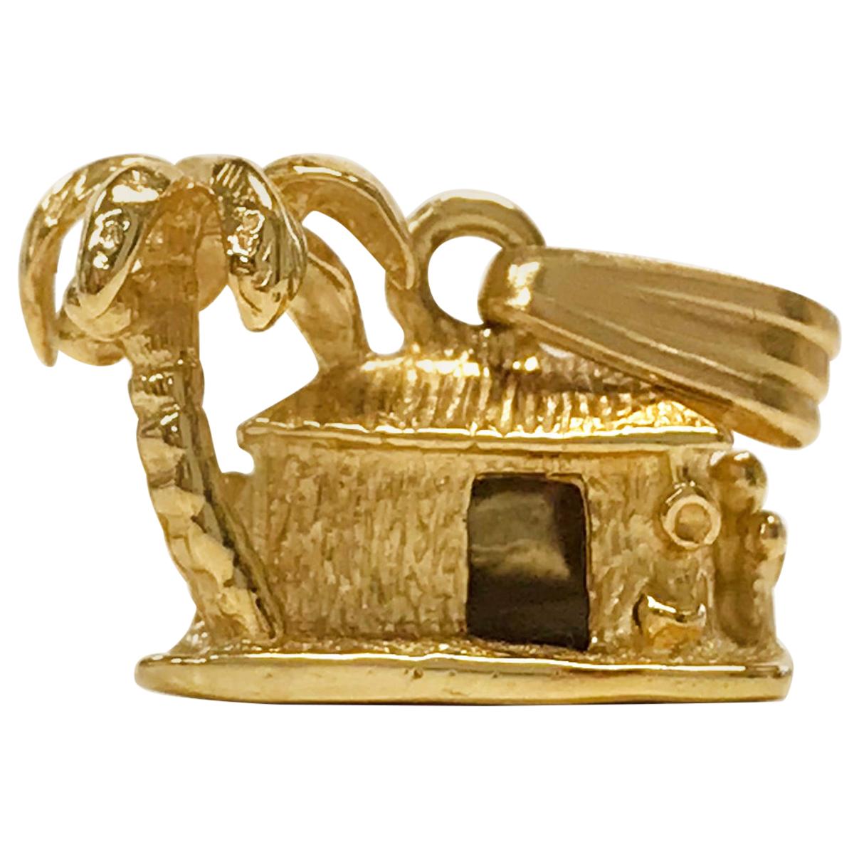 14 Karat Yellow Gold Island Hut Pendant en venta