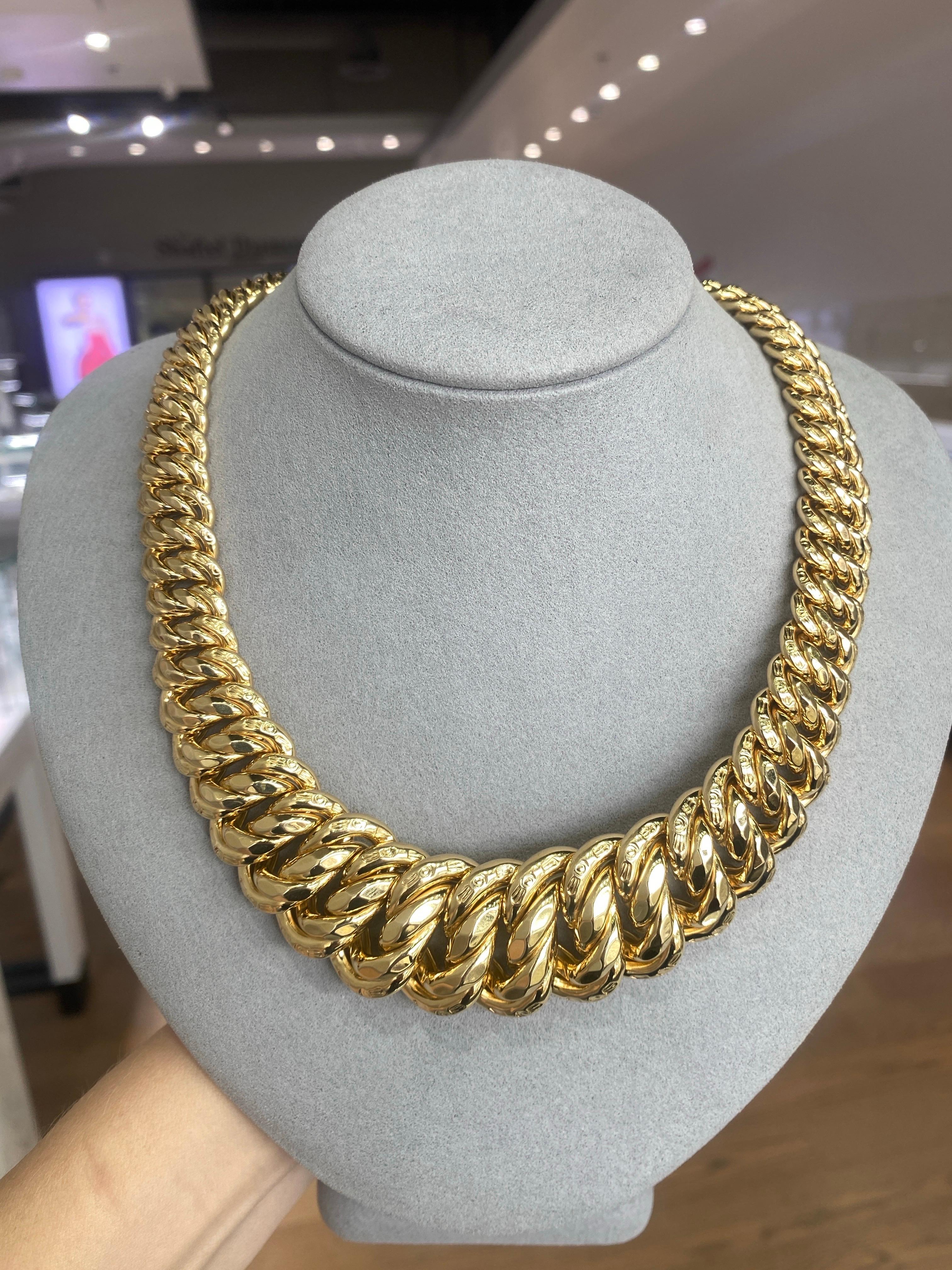Élevez votre style avec ce collier exquis en or jaune 14 carats, méticuleusement conçu pour ajouter une touche de sophistication à votre ensemble. Avec 82,70 grammes et 17 pouces de long, cette pièce est parfaite pour les femmes qui cherchent à
