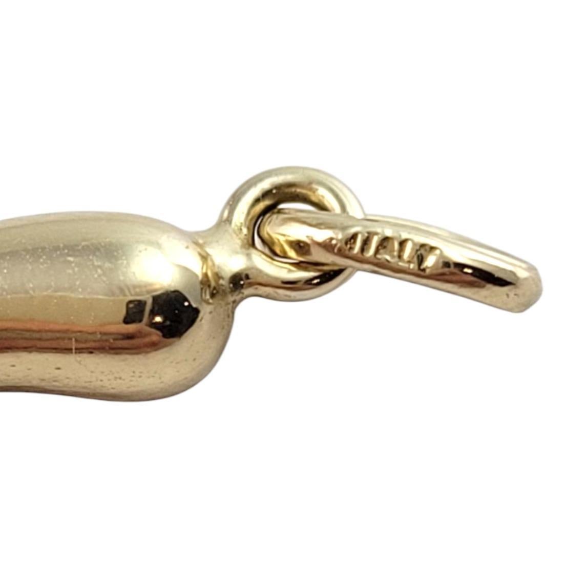 14K Gelbgold Italienischer Horn-Anhänger

Dieser italienische Horn-Anhänger aus 14-karätigem Gelbgold zeichnet sich durch sein schlankes, konisches Design und seine hochglanzpolierte Oberfläche aus - perfekt für alle, die Wert auf Schutz und