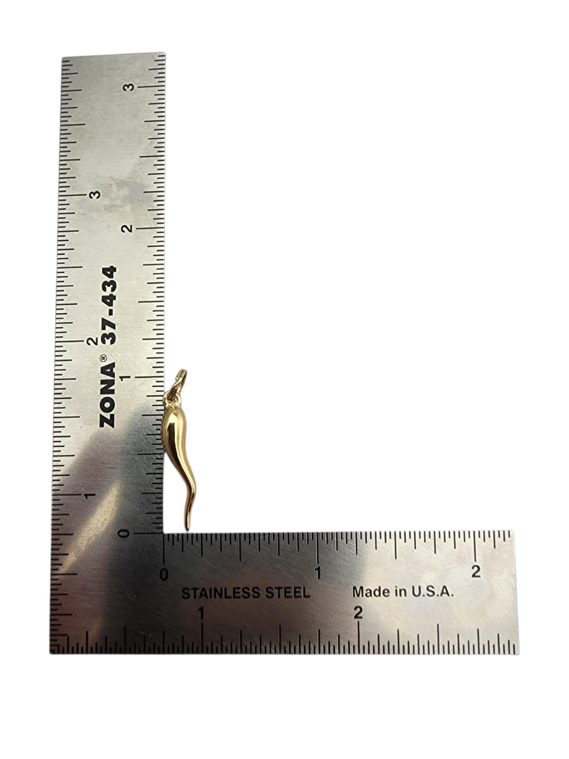 Pendentif en or jaune 14 carats en corne italienne #23502 en vente 2