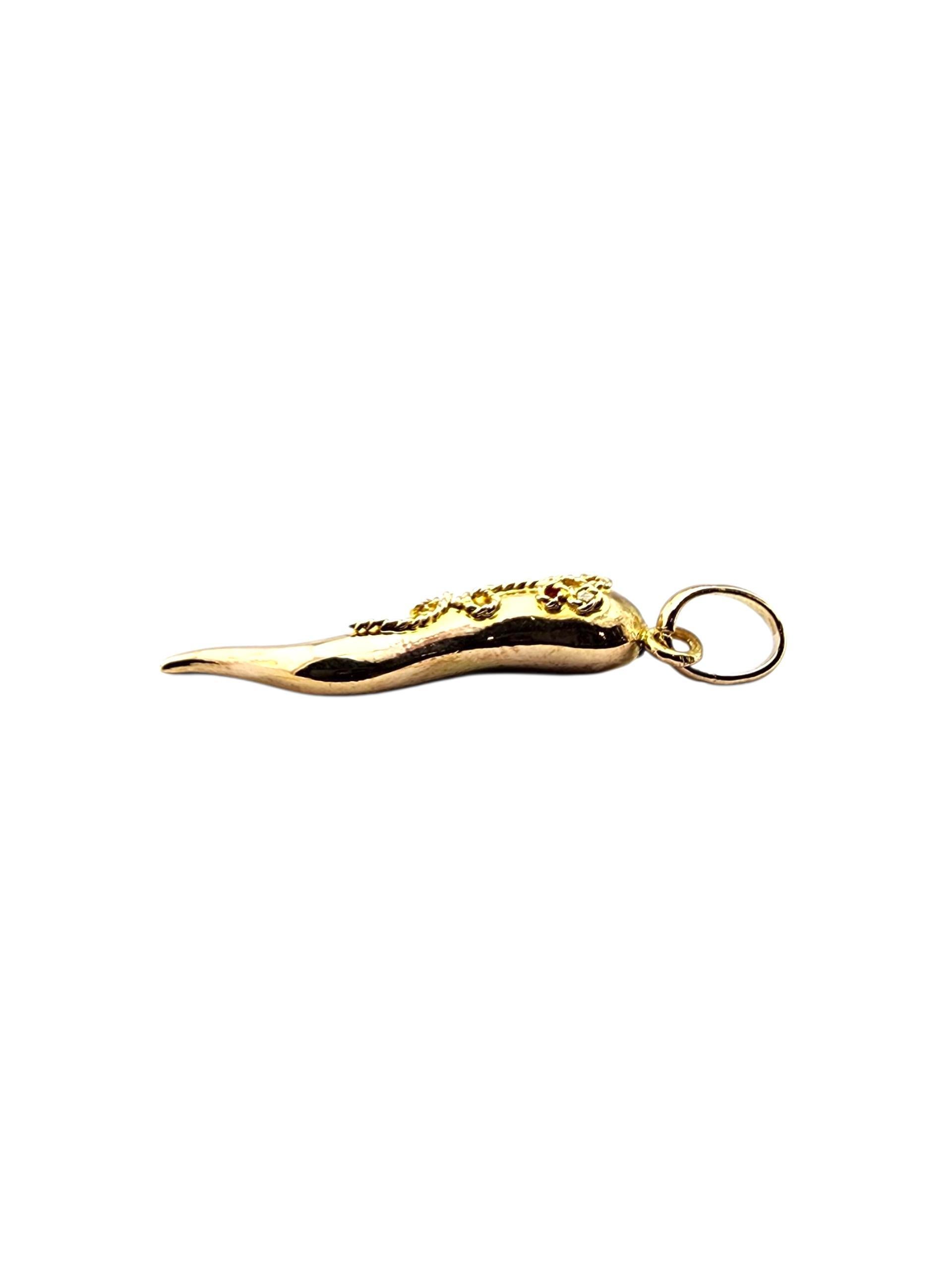 Pendentif en or jaune 14k en corne italienne avec fleur décorative

Ce pendentif en corne italienne en or jaune 14 carats s'orne d'un motif floral décoratif, une pièce rayonnante qui apporte une touche de charme et d'élégance de la nature à