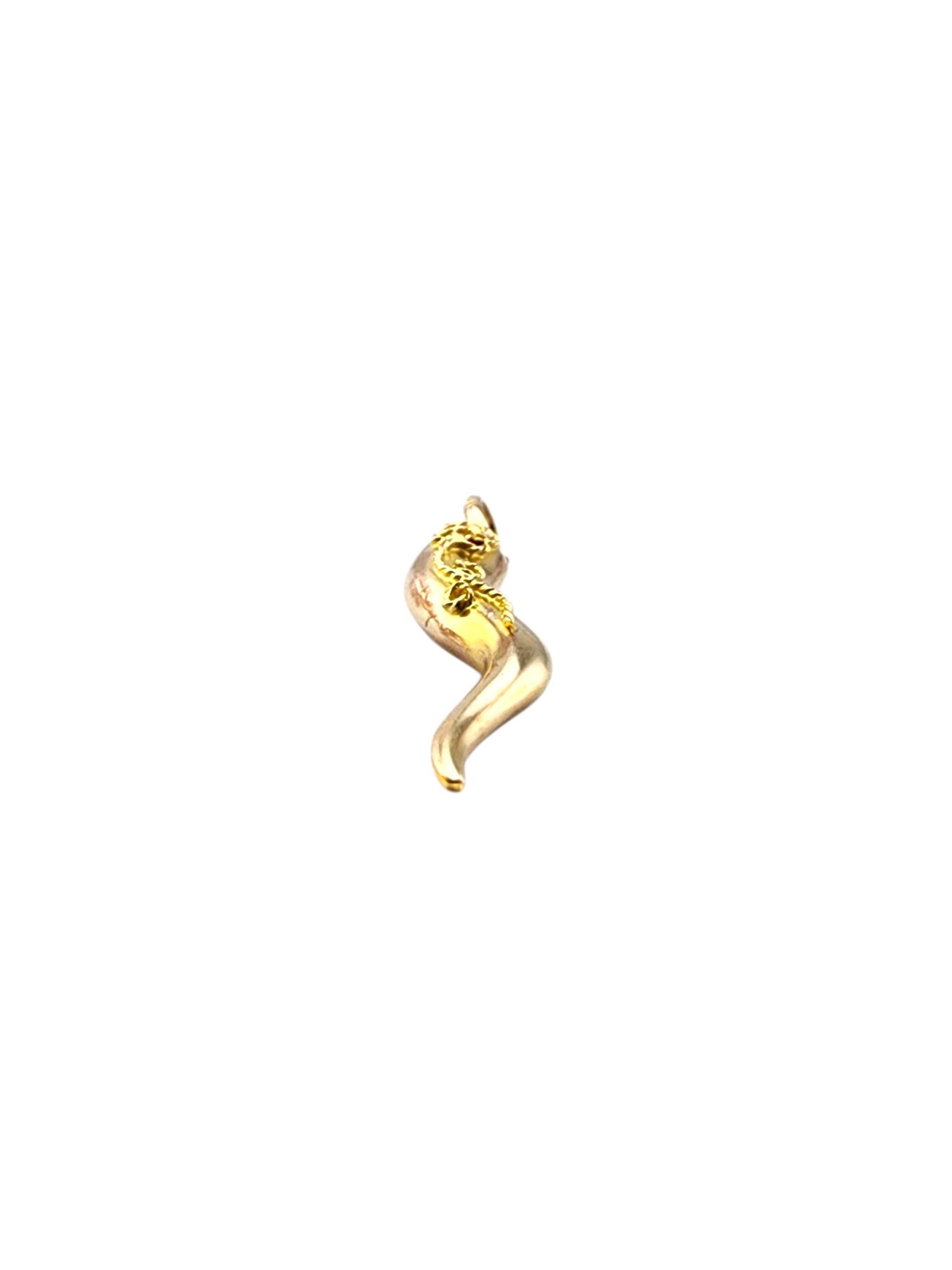 Pendentif en or jaune 14 carats en forme de corne italienne avec fleurs décoratives #23165 en vente 1