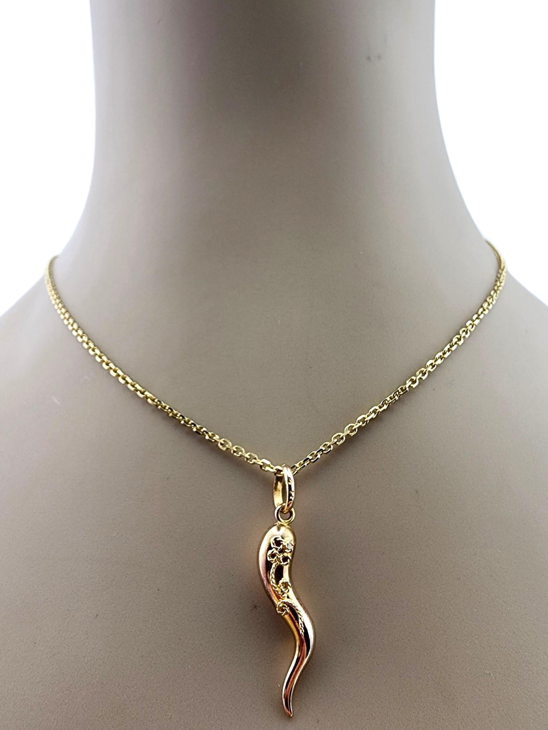 Pendentif en or jaune 14 carats en forme de corne italienne avec fleurs décoratives #23165 en vente 4