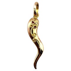 Pendentif en or jaune 14 carats en forme de corne italienne avec fleurs décoratives #23165
