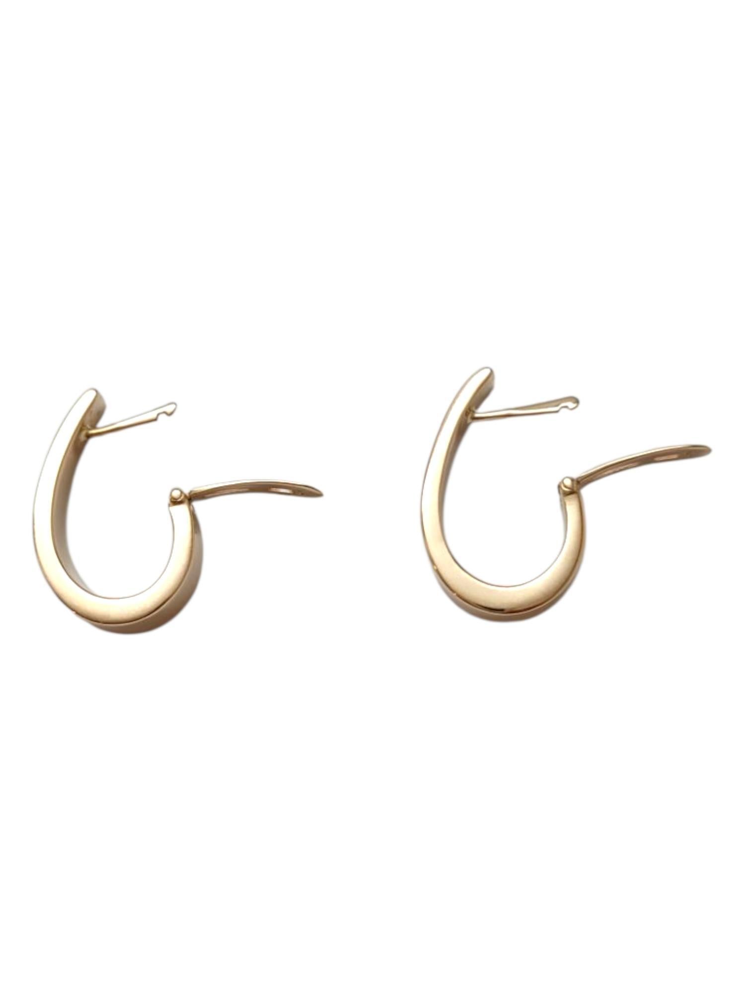 14 Karat Yellow Gold J Hoop Earrings #21930 en Bueno estado para la venta en Washington Depot, CT