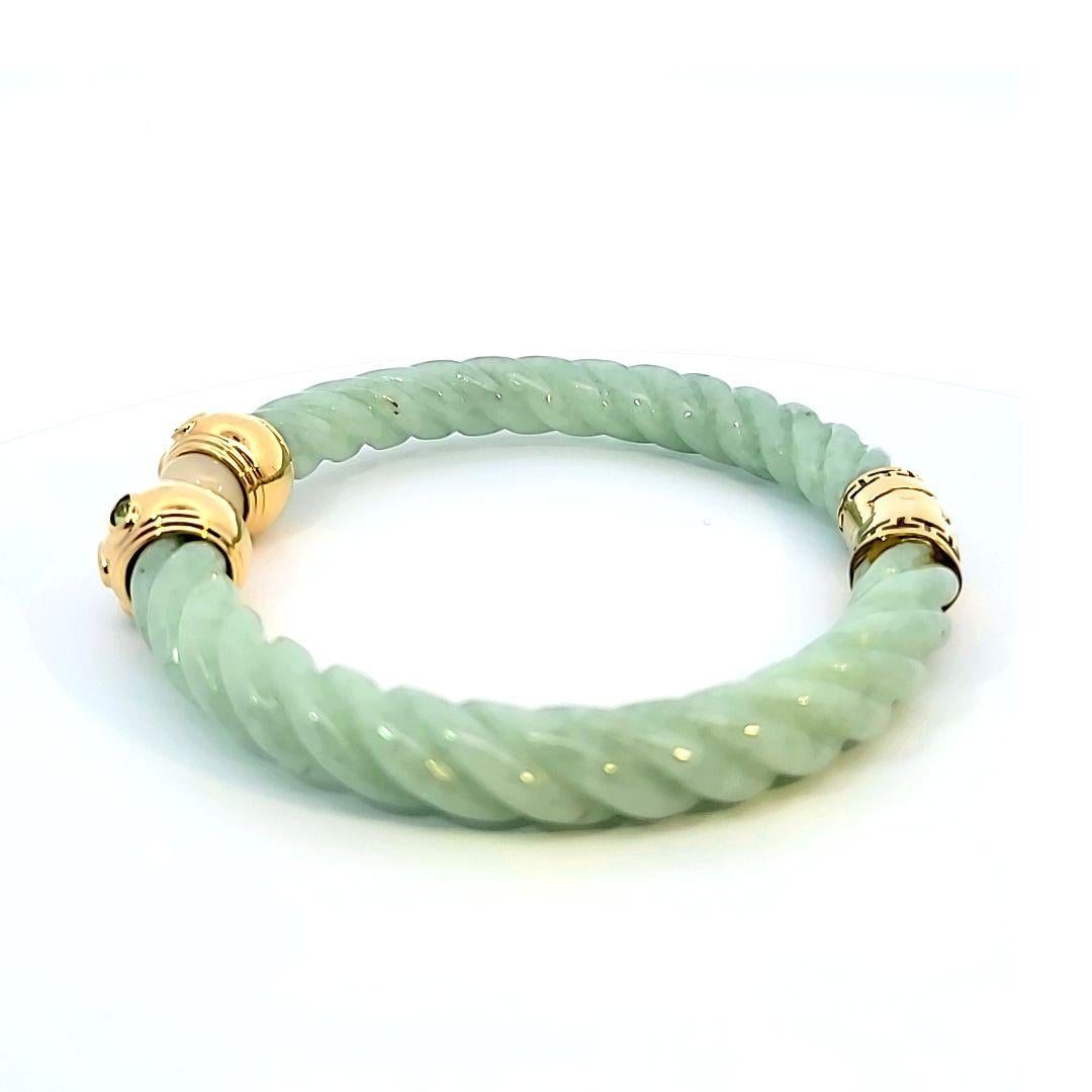 14 Karat Yellow Gold Jade Bangle Bracelet In Good Condition For Sale In Dallas, TX