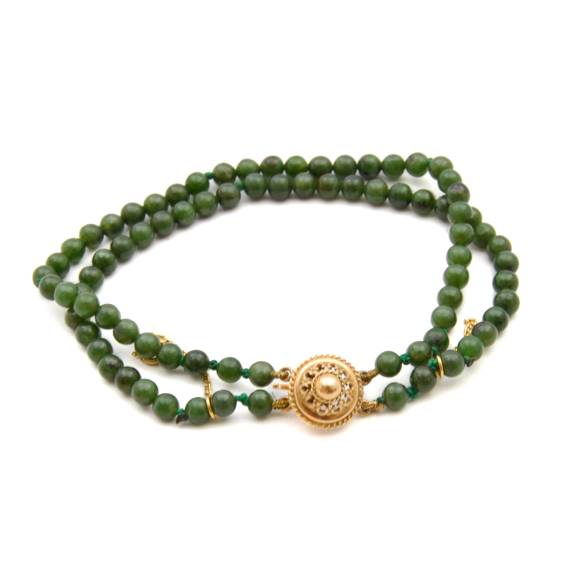 Round Cut 14 Karat Yellow Gold Jade Beaded Bracelet For Sale