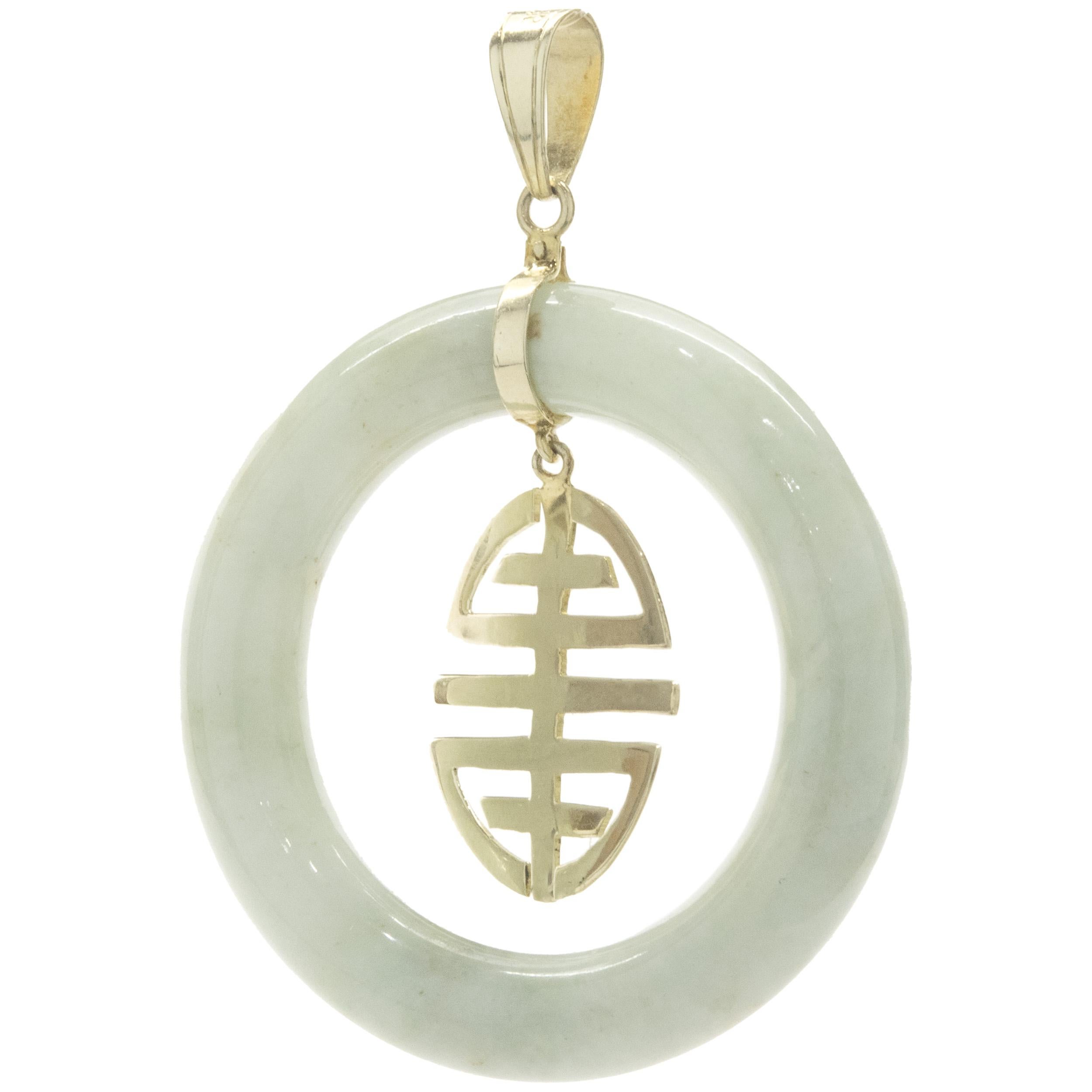 Kreis-Anhänger aus 14 Karat Gelbgold aus Jade mit Asain-Inschrift im Zustand „Hervorragend“ in Scottsdale, AZ
