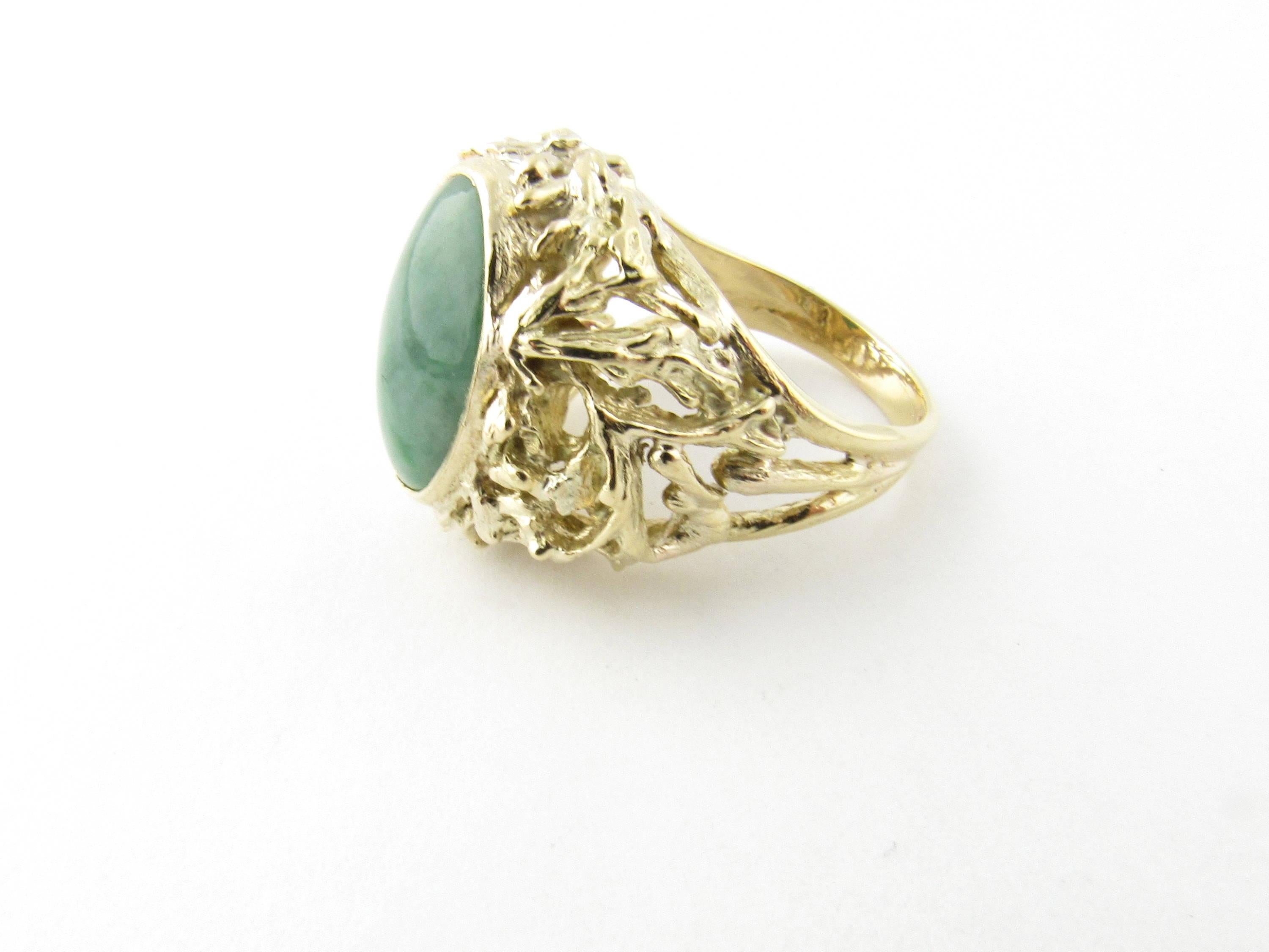 Vintage 14 Karat Yellow Gold Genuine Jade Ring Size 7-

This lovely ring features one genuine oval jade stone (17 mm x 12 mm) set in beautifully detailed 14K yellow gold. Shank measures 3 mm.

Ring Size: 7

Weight: 7.8 dwt. / 12.2 gr.

Hallmark: