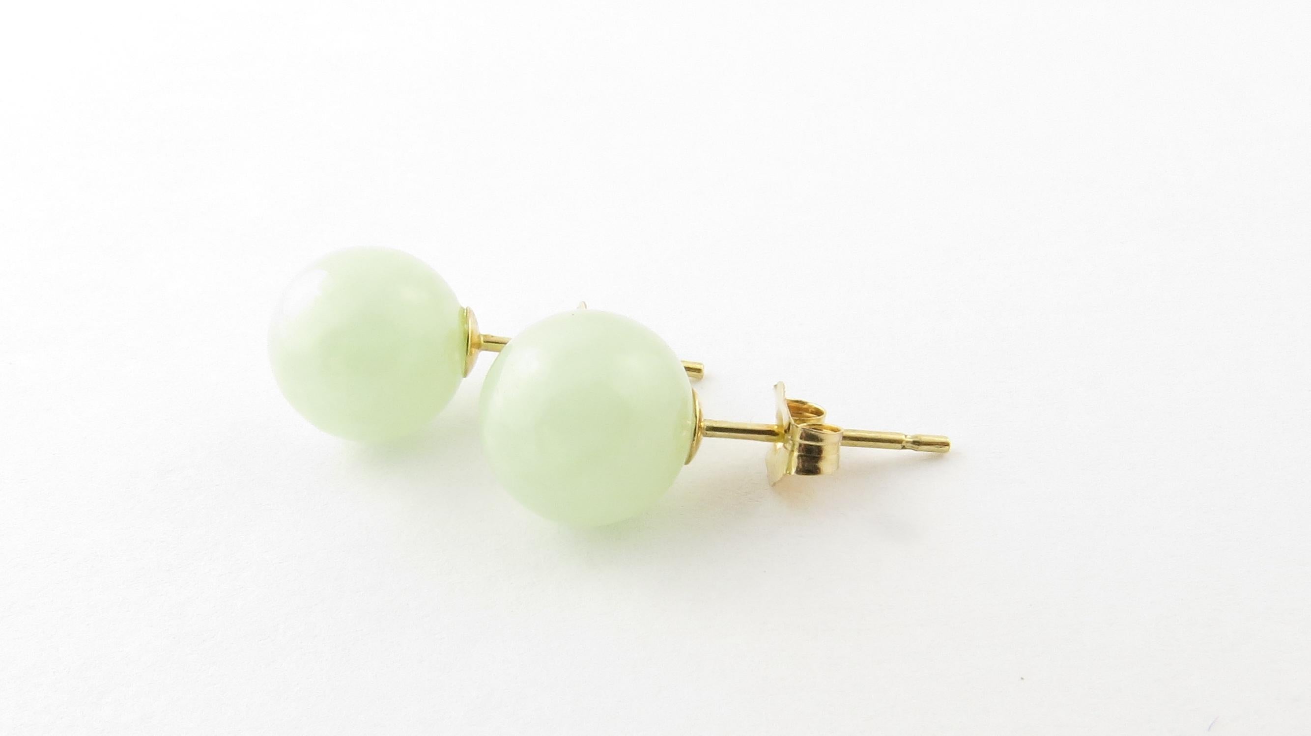 14 Karat Yellow Gold Jade Stud Earrings In Good Condition In Washington Depot, CT