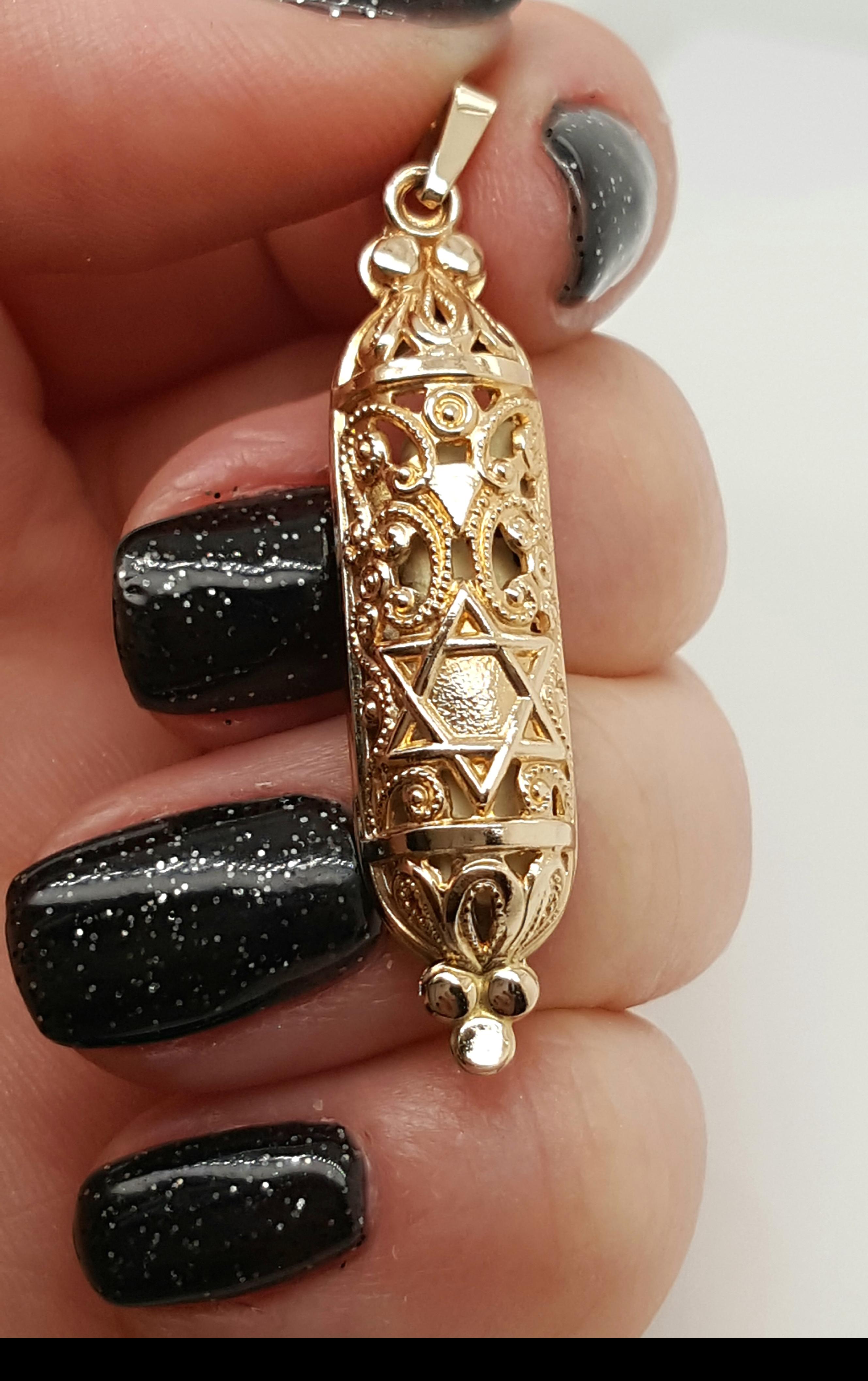 14 Karat Yellow Gold Jewish Jewelry Torah Mezuzah Scroll Pendant In Excellent Condition In Addison, TX