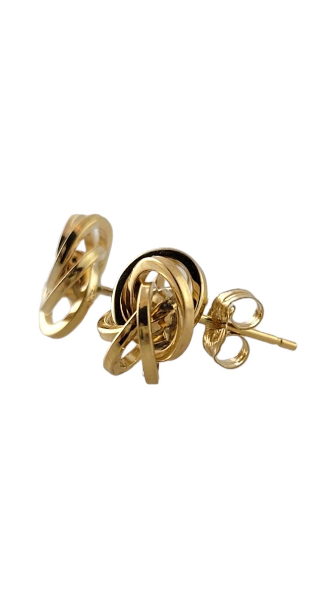 14 Karat Gelbgold Knoten-Ohrringe

Dieses wunderschöne Set von Knotenohrringen wurde aus 14 Karat Gelbgold gefertigt und bietet ein atemberaubendes Finish!

Größe: 10,6 m x 10,6 mm x 5,1 mm

Gewicht: 1,1 dwt/ 1,7 g

Punze: 14K

Sehr guter Zustand,