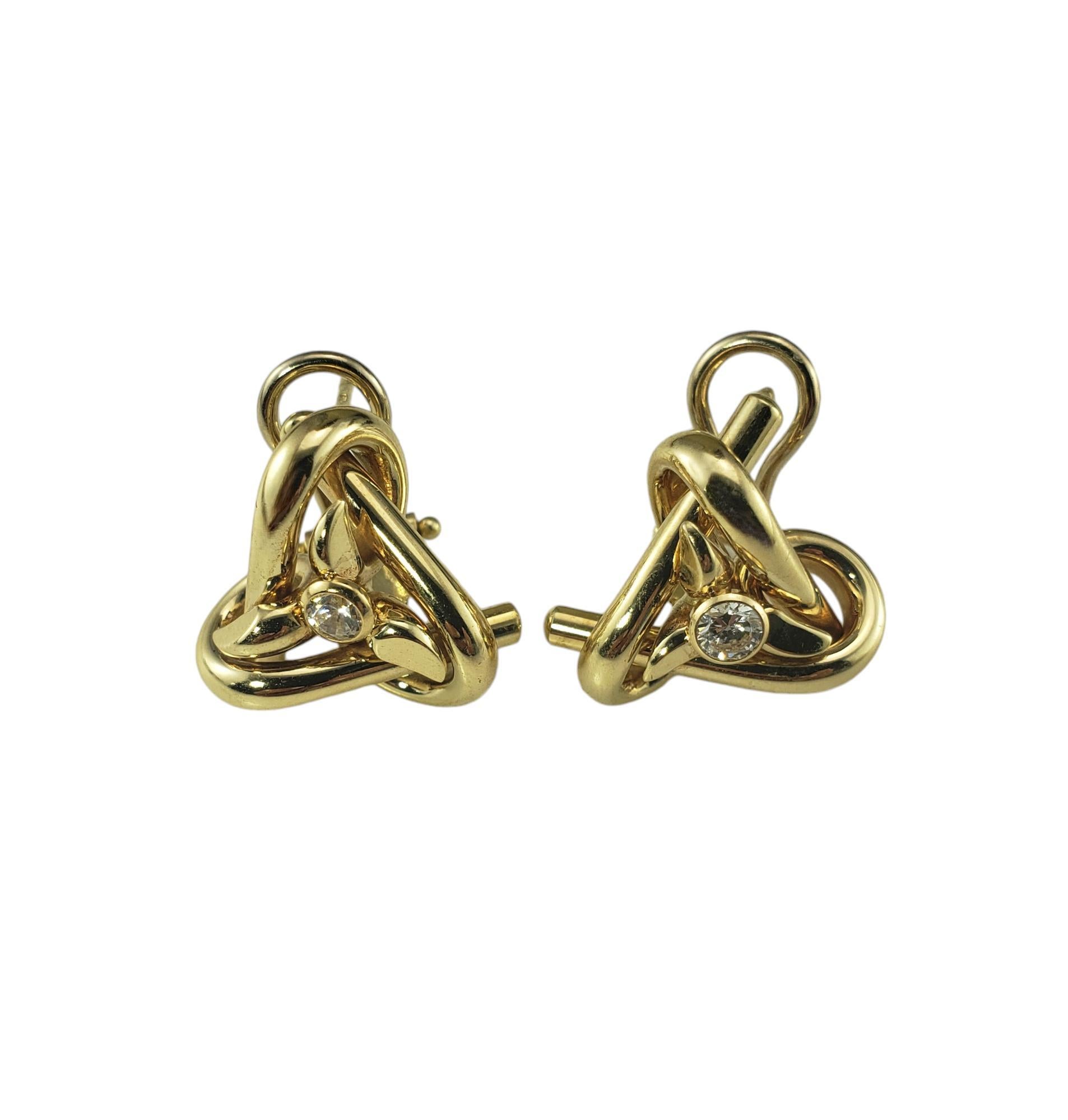 14 Karat Gelbgold-Knoten-Ohrringe-

Diese eleganten Knotenohrringe haben jeweils einen funkelnden, klaren Stein, der in wunderschön detailliertes 14-karätiges Gelbgold gefasst ist.  Omega-Rückenverschlüsse.

Ein klarer Stein in jedem - kein