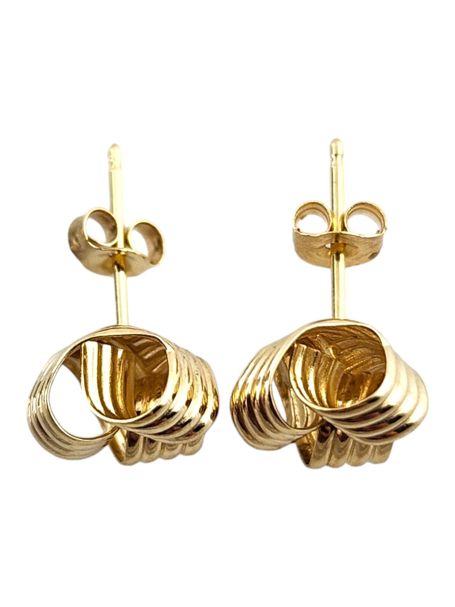 14 Karat Gelbgold Knoten-Ohrstecker

Diese atemberaubenden Knoten-Ohrringe wurden sorgfältig aus 14K Gelbgold gefertigt und werden an Ihnen wunderschön aussehen!

Größe: 7,7 mm x 8,5 mm x 5,5 mm

Gewicht: 0,75 g. 0,48 dwt

Punze: 14K

Sehr guter