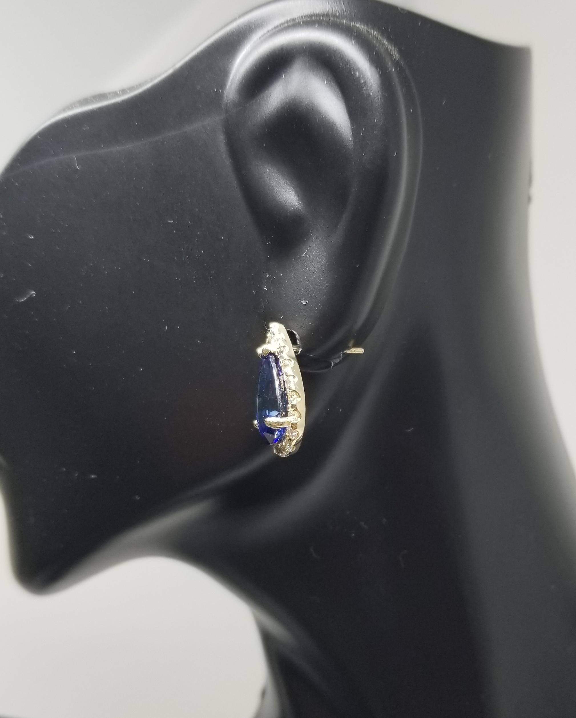Aloni a forma di pera in oro giallo 14 carati con zaffiro sintetico e diamante in vendita 1