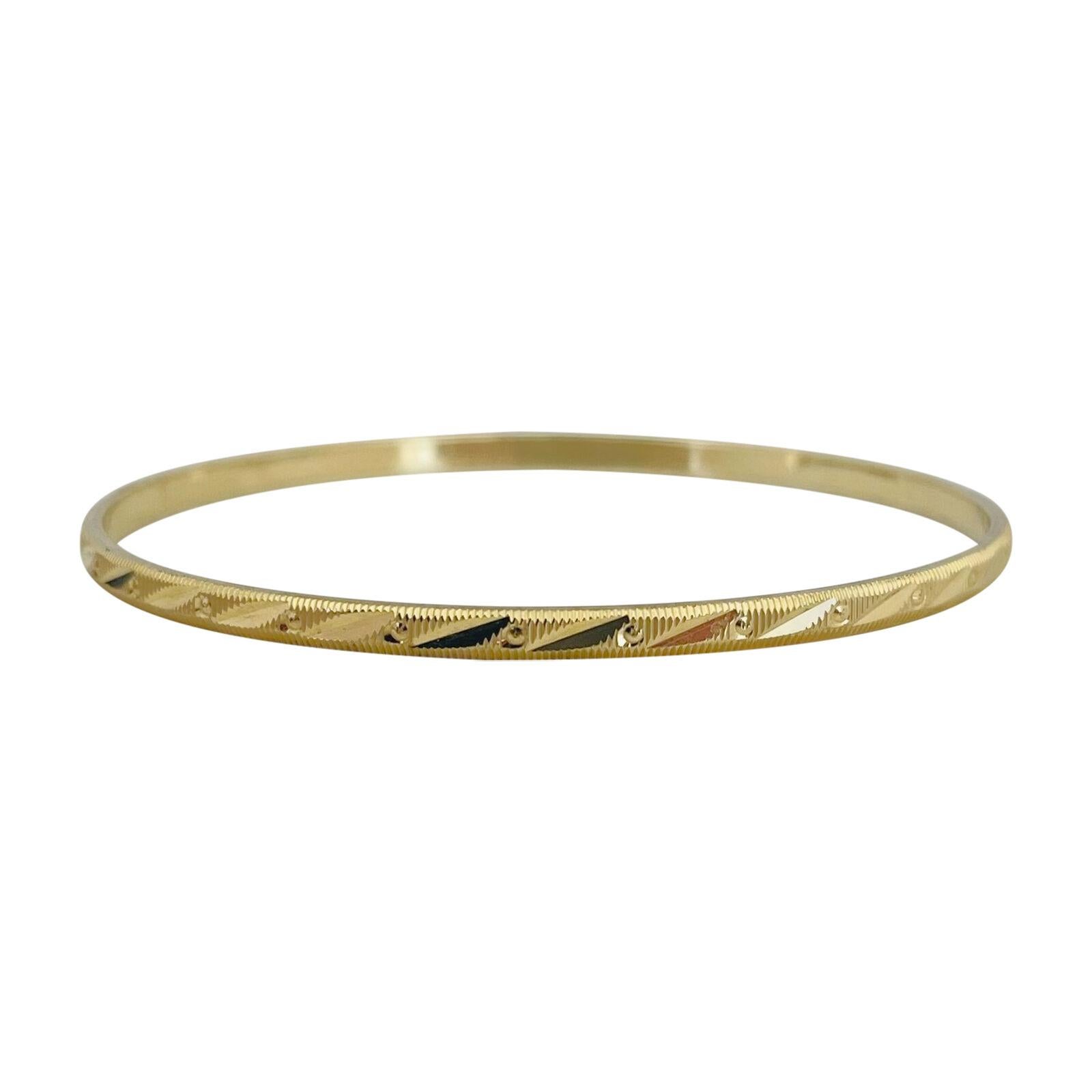 14 Karat Yellow Gold Ladies Diamond Cut Ribbed Bangle Bracelet In Good Condition For Sale In Guilford, CT
